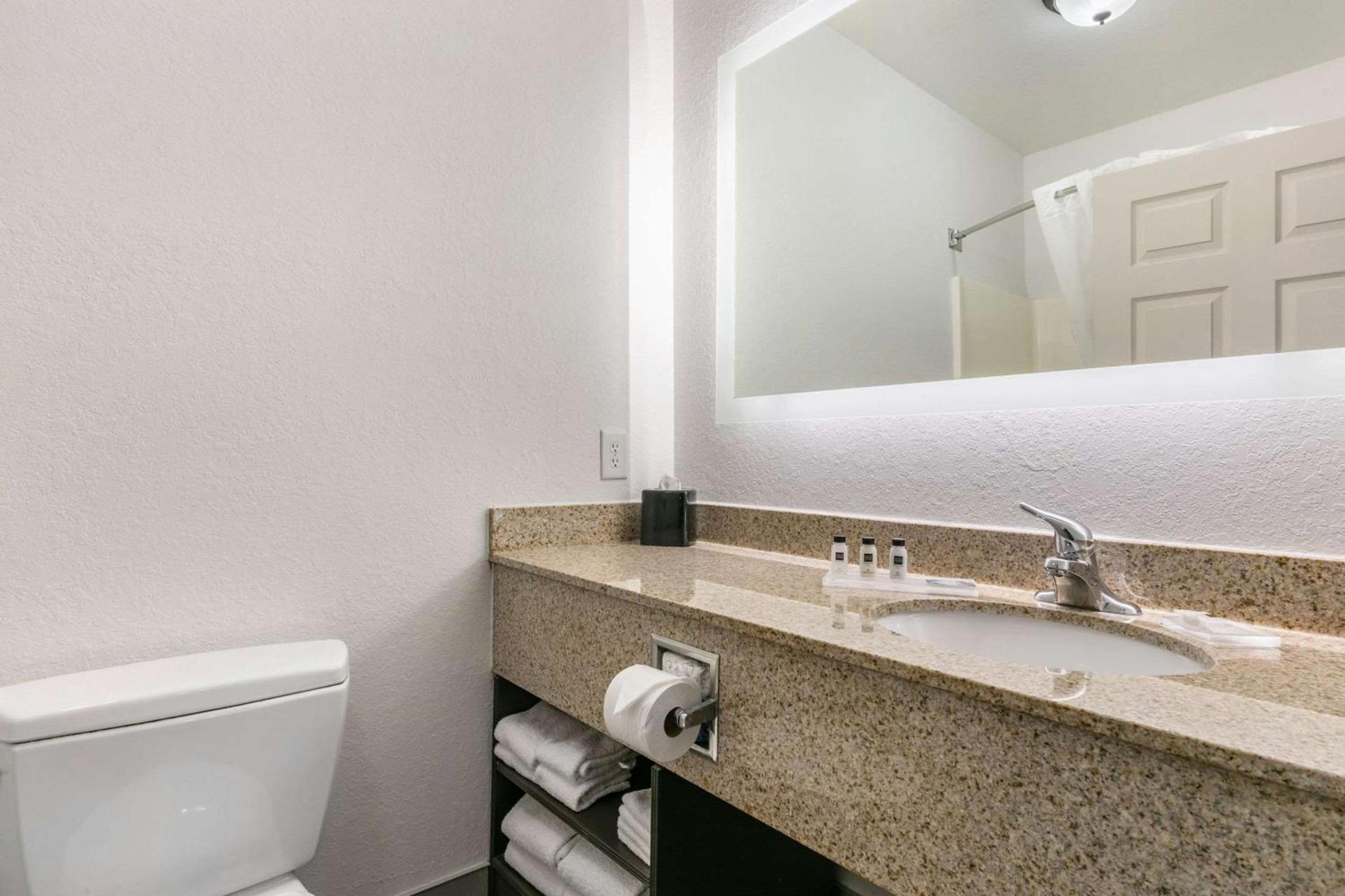 Clarion Pointe Columbus-Bradley Park photo 26