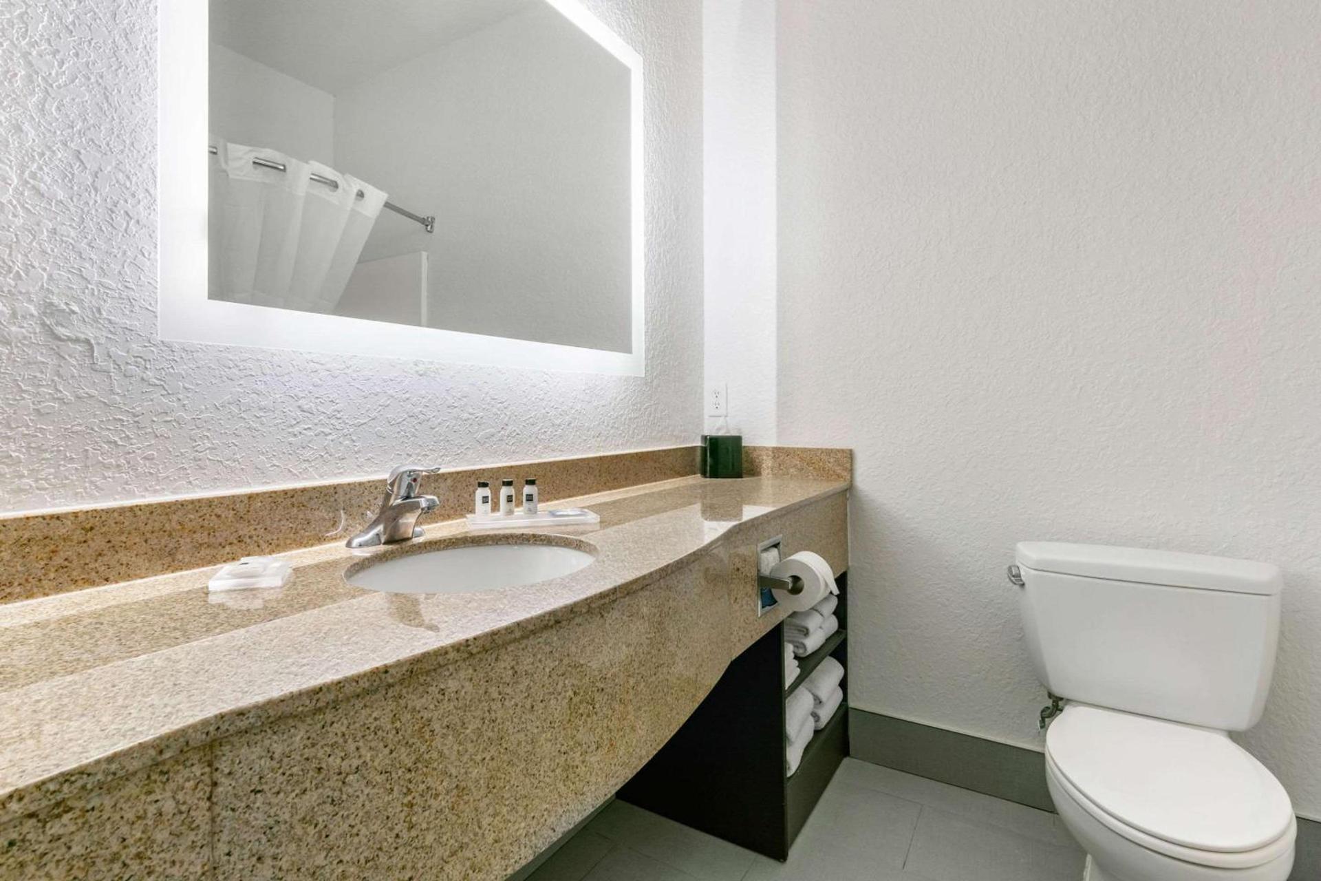 Clarion Pointe Columbus-Bradley Park photo 9
