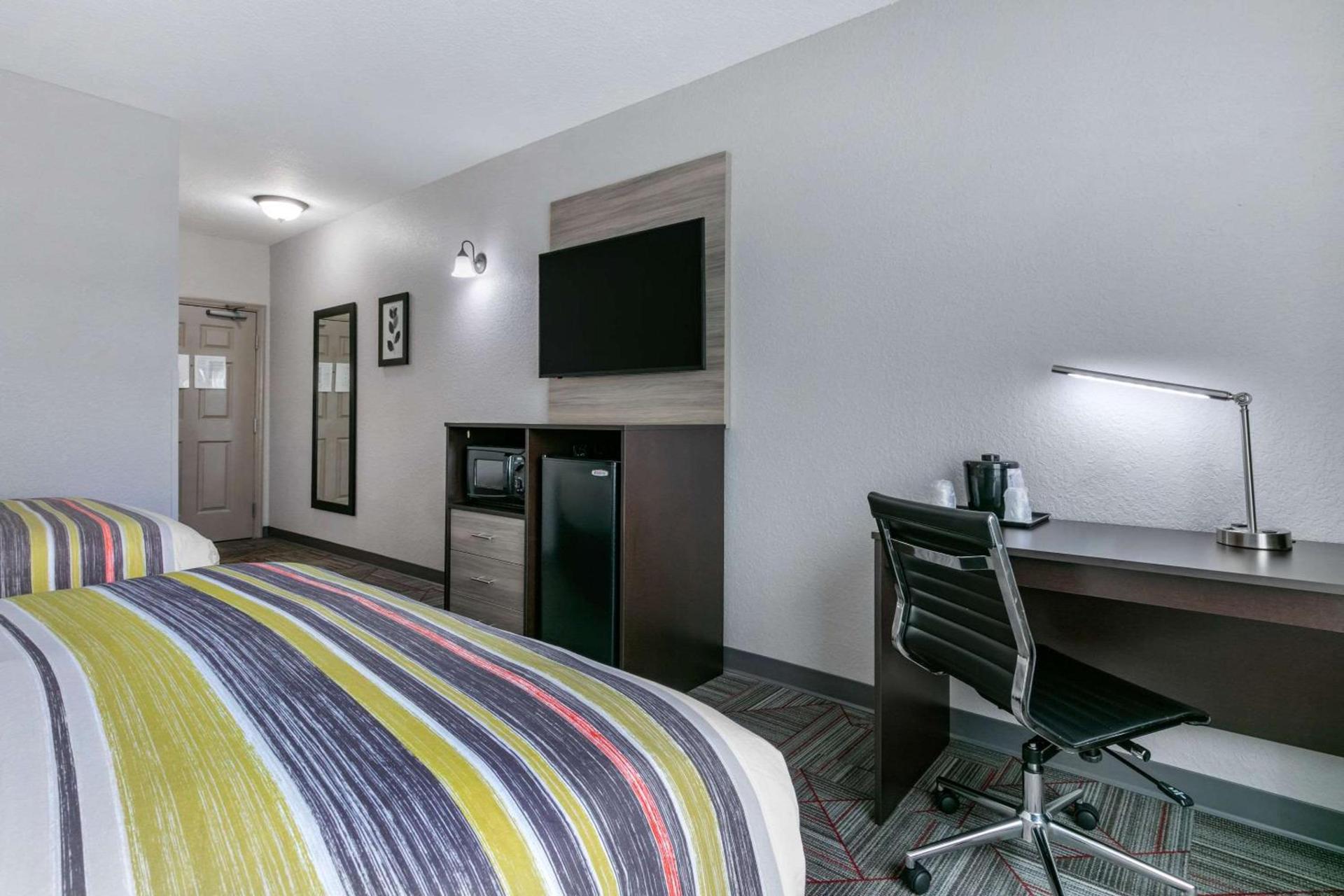Clarion Pointe Columbus-Bradley Park photo 21