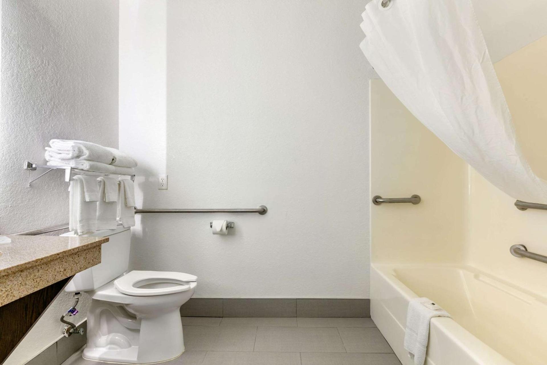 Clarion Pointe Columbus-Bradley Park photo 10