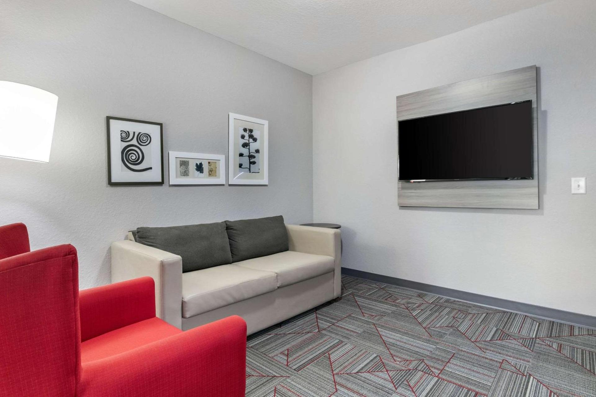 Clarion Pointe Columbus-Bradley Park photo 13