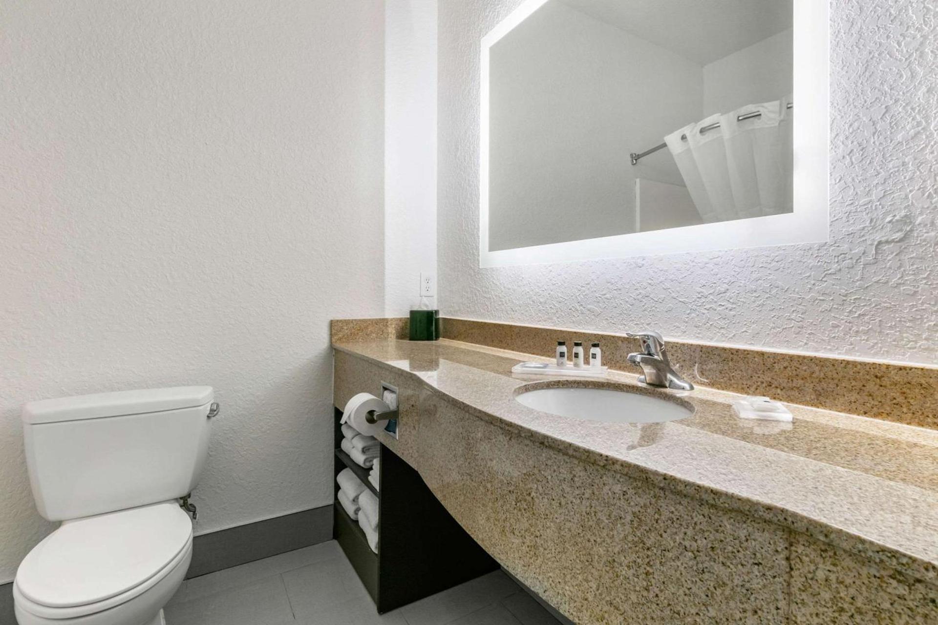 Clarion Pointe Columbus-Bradley Park photo 22