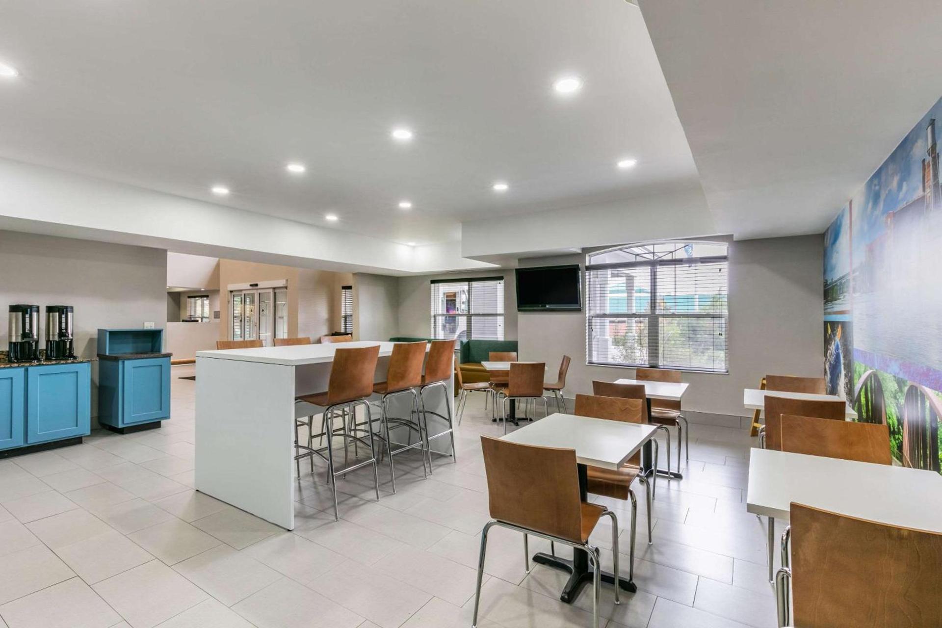 Clarion Pointe Columbus-Bradley Park photo 36