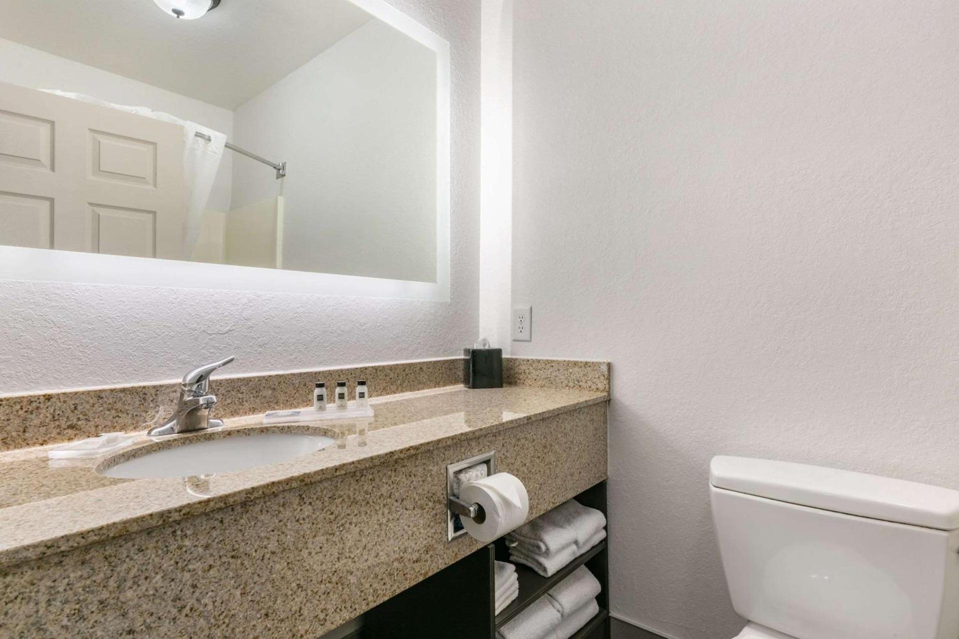 Clarion Pointe Columbus-Bradley Park photo 31