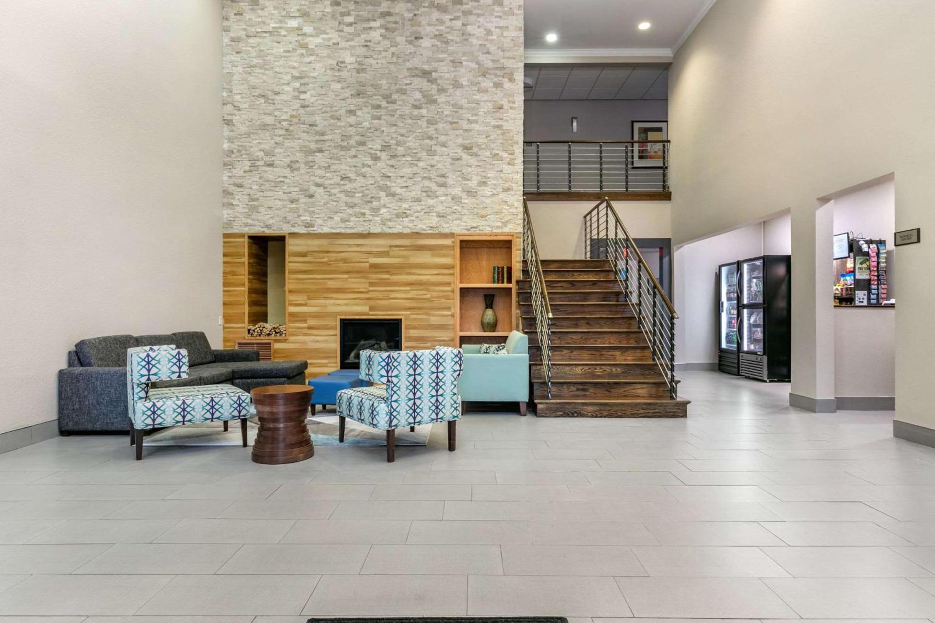 Clarion Pointe Columbus-Bradley Park photo 4