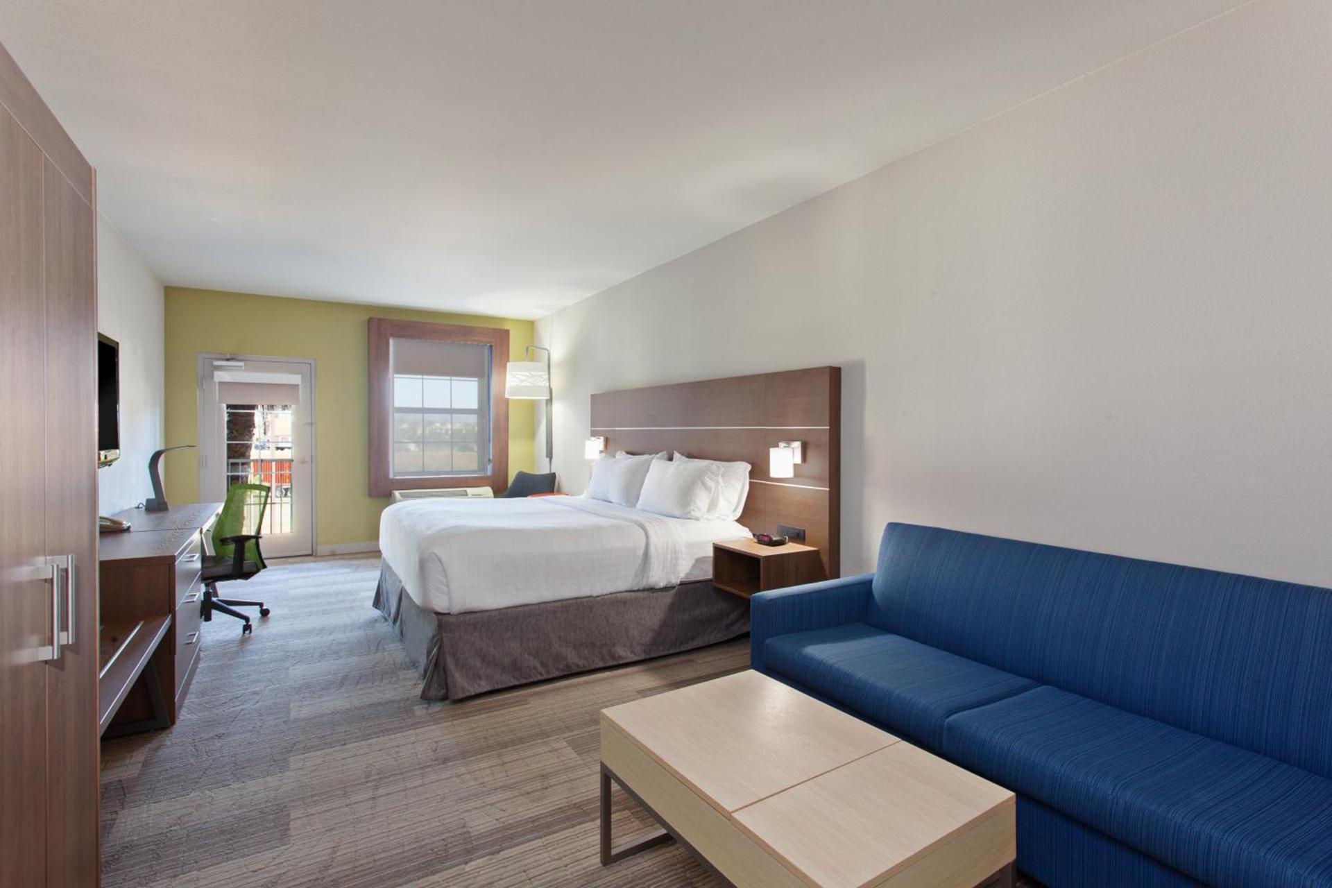 Holiday Inn Express & Suites Corona by IHG photo 19