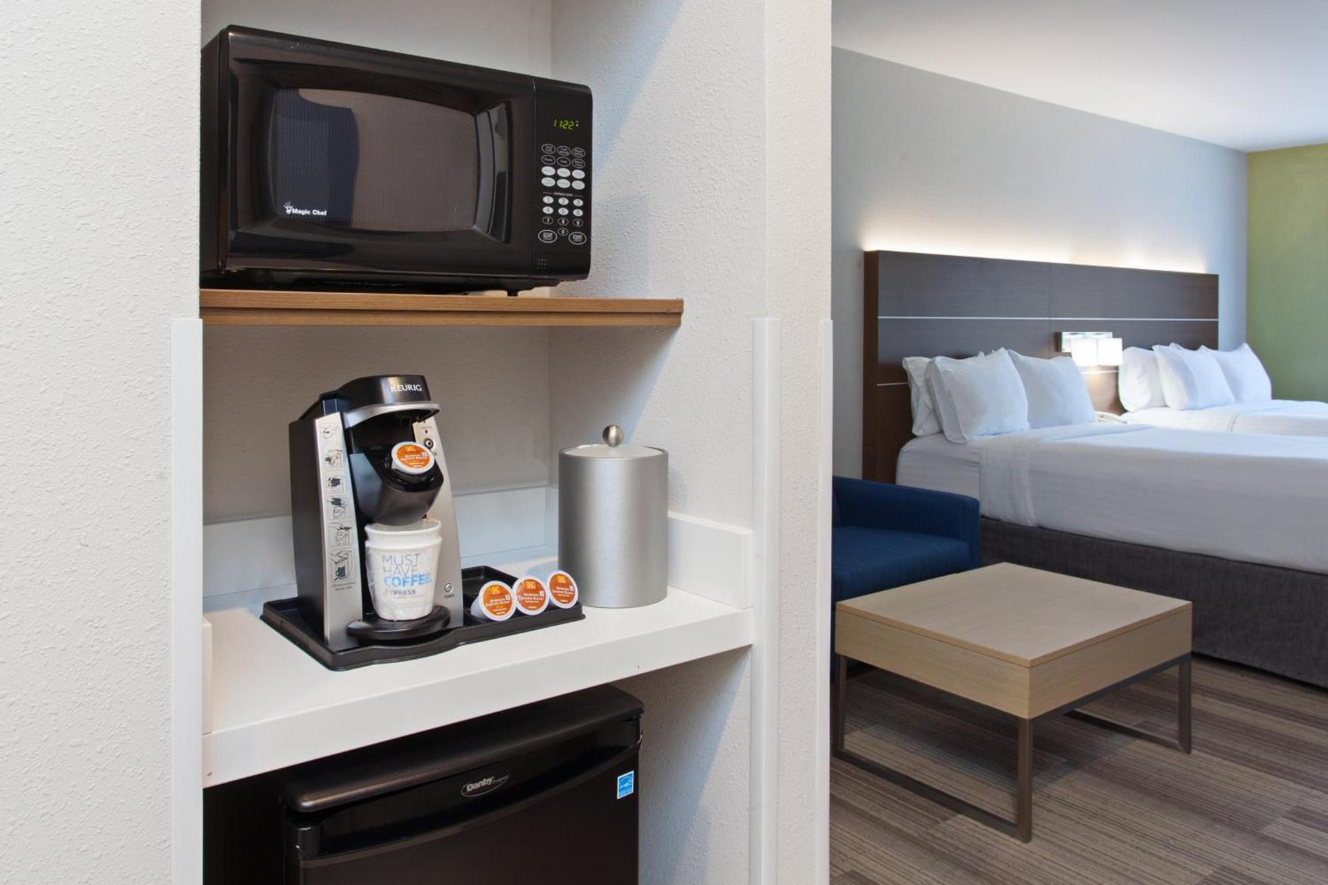 Holiday Inn Express & Suites Corona by IHG photo 33