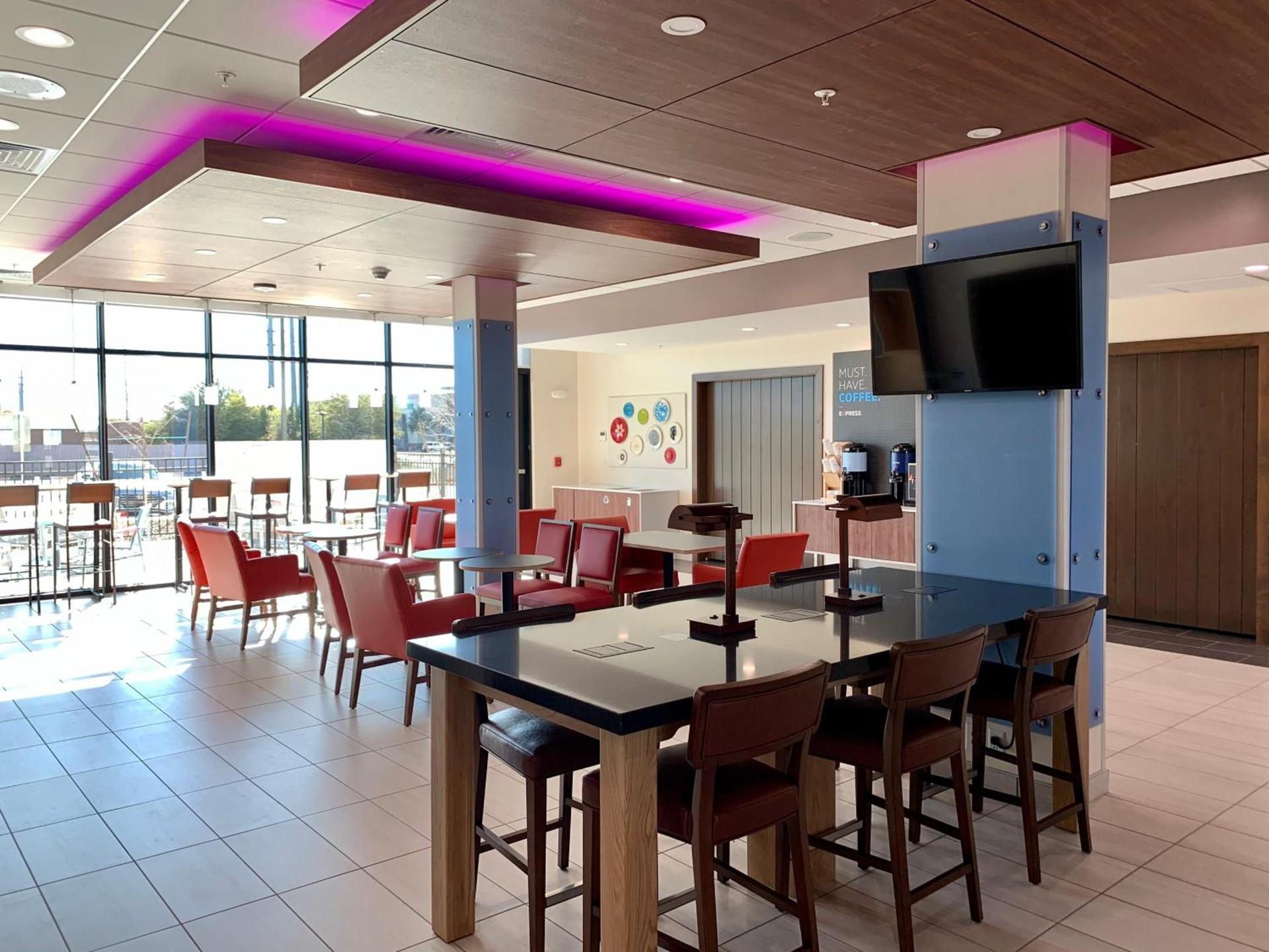 Holiday Inn Express & Suites - Phoenix North - Happy Valley by IHG photo 30