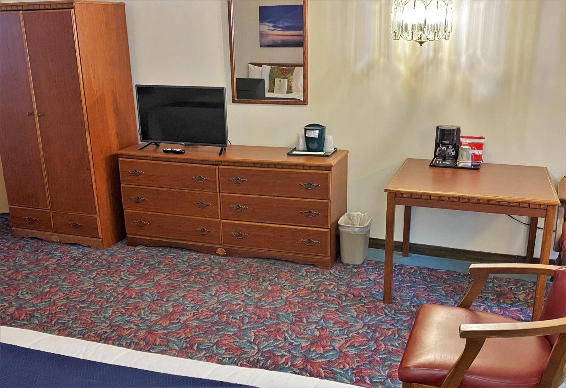 Cedar Motor Inn photo 81