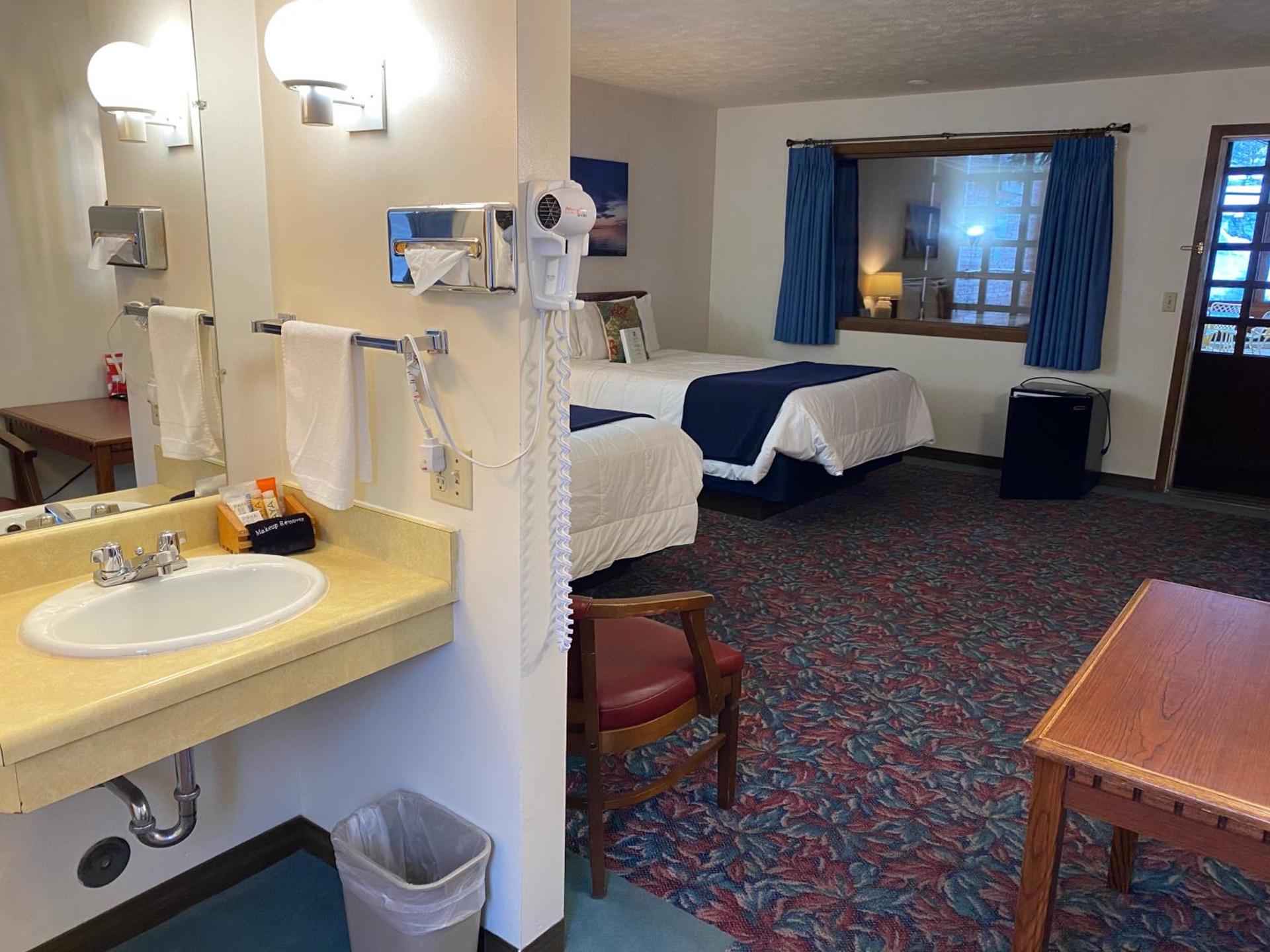 Cedar Motor Inn photo 88