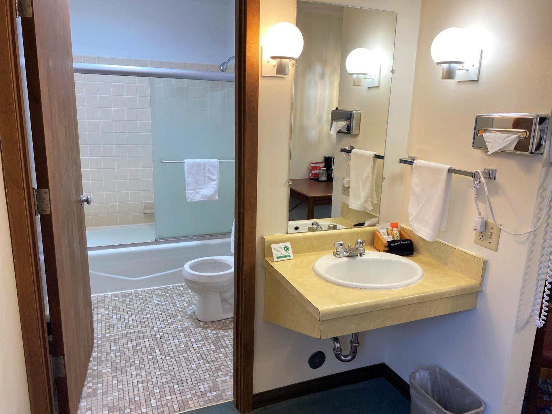 Cedar Motor Inn photo 86