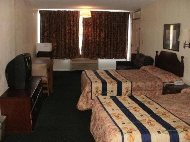 Rodeway Inn photo 11