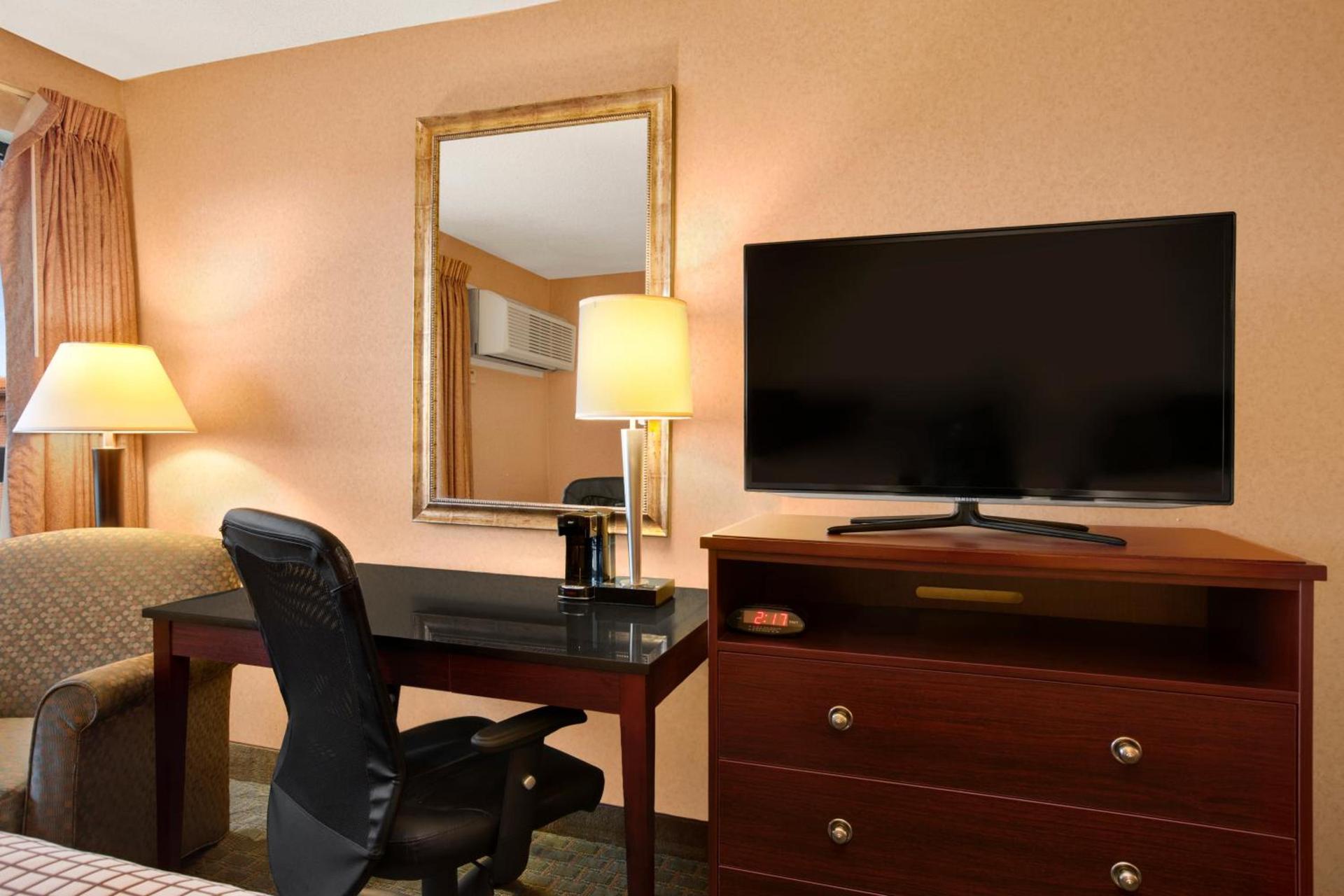 Days Inn by Wyndham Utica photo 22