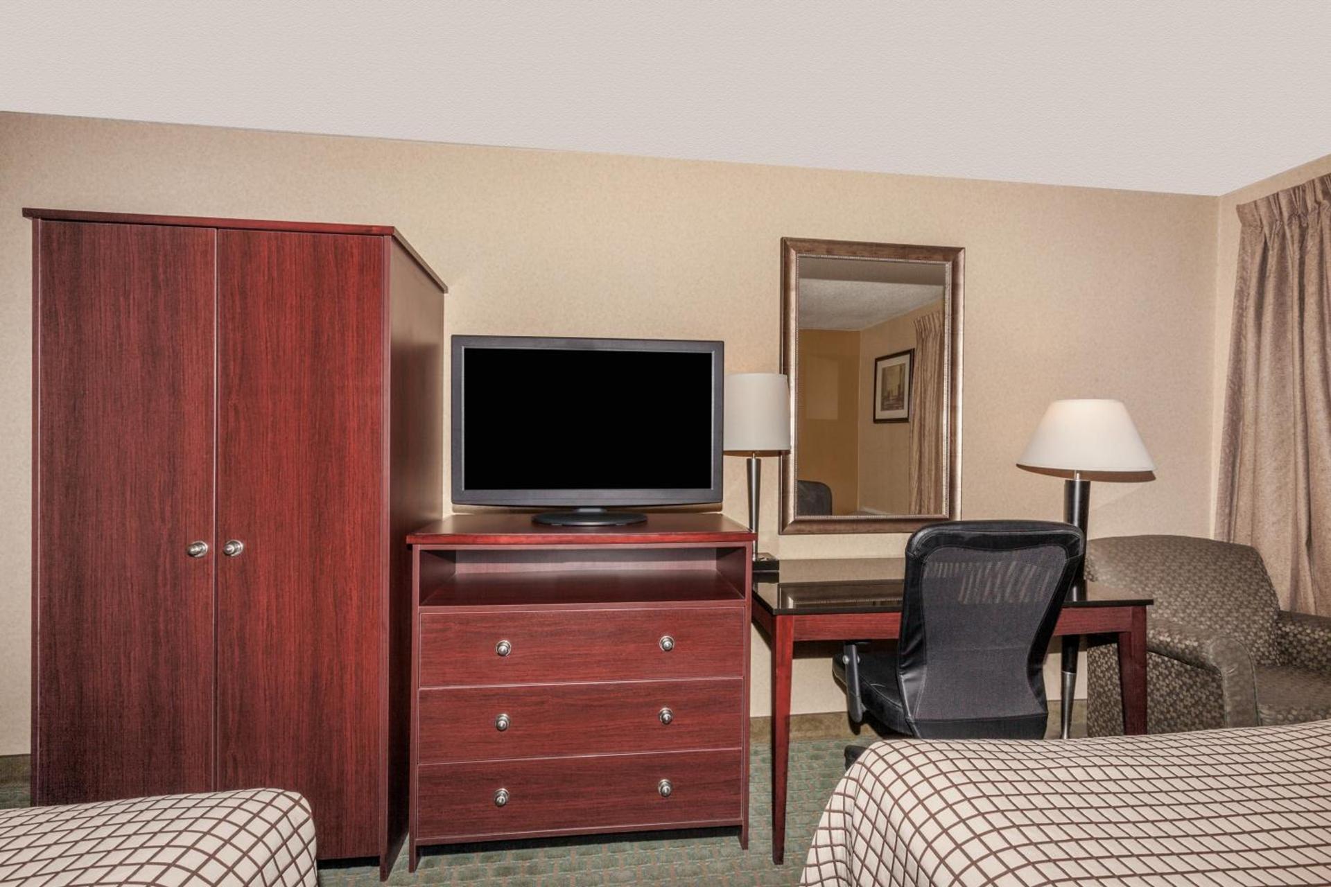 Days Inn by Wyndham Utica photo 20