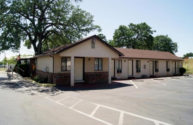 Travelers Motel photo 1