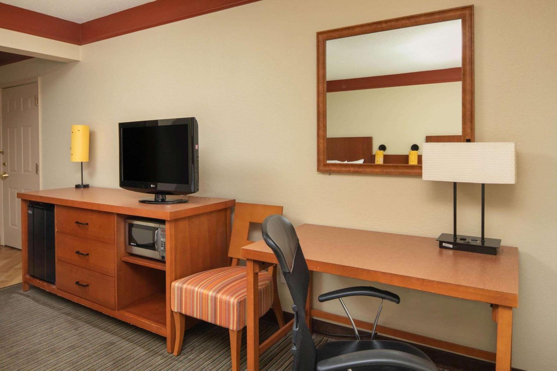 La Quinta by Wyndham Atlanta Ballpark/Galleria photo 21