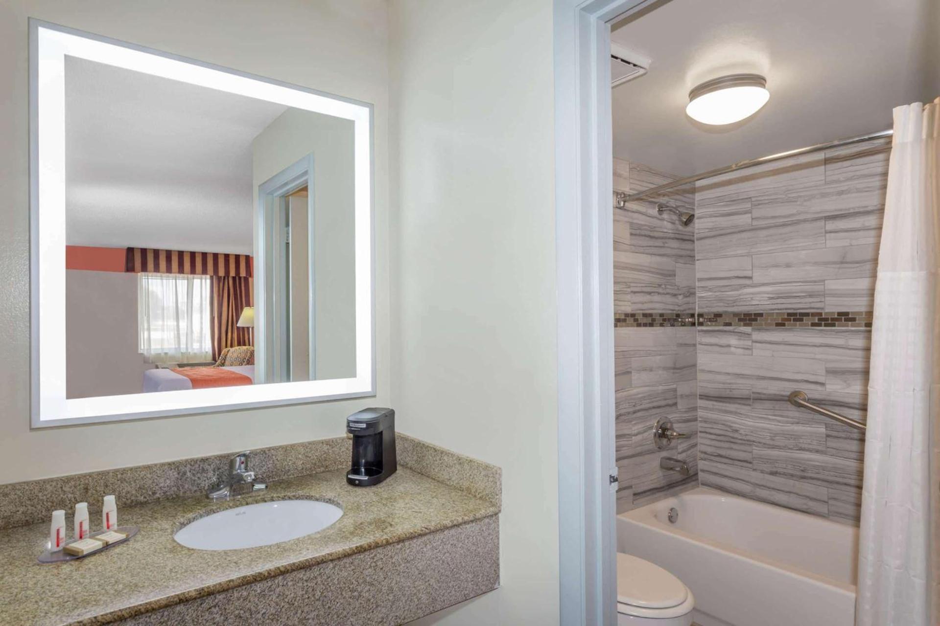 Howard Johnson by Wyndham Vero Beach/I-95 photo 16