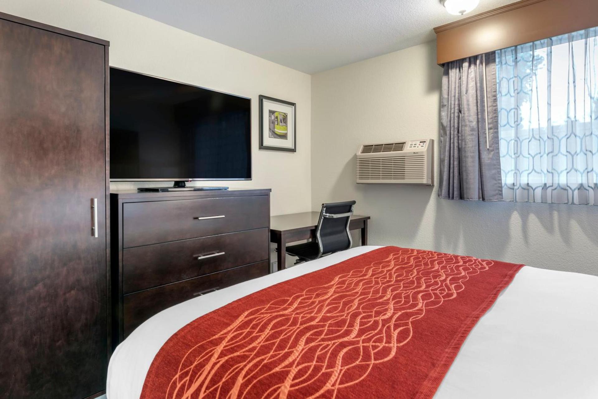 Comfort Inn & Suites Tigard near Washington Square photo 23