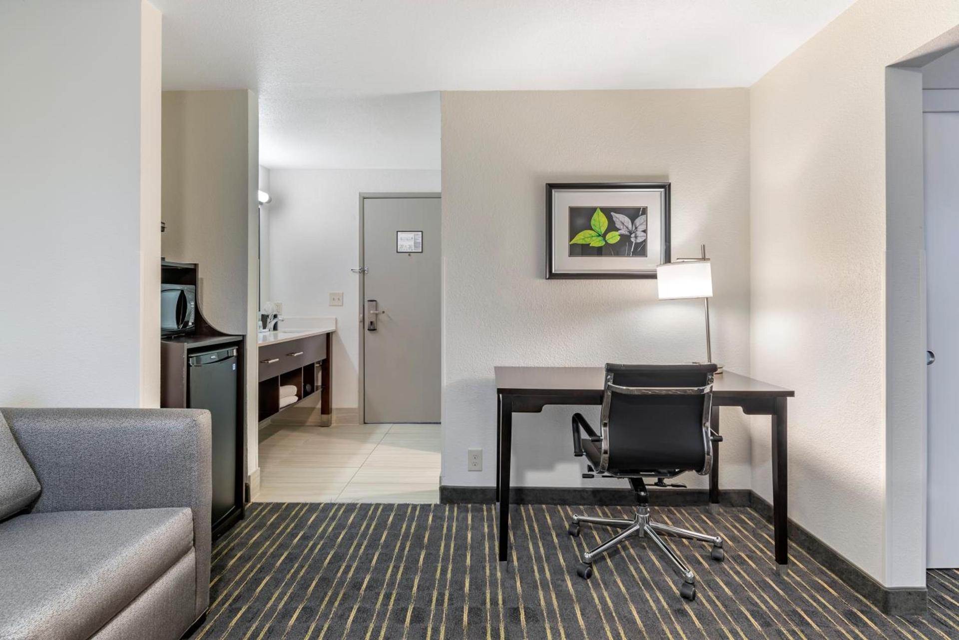 Comfort Inn & Suites Tigard near Washington Square photo 18