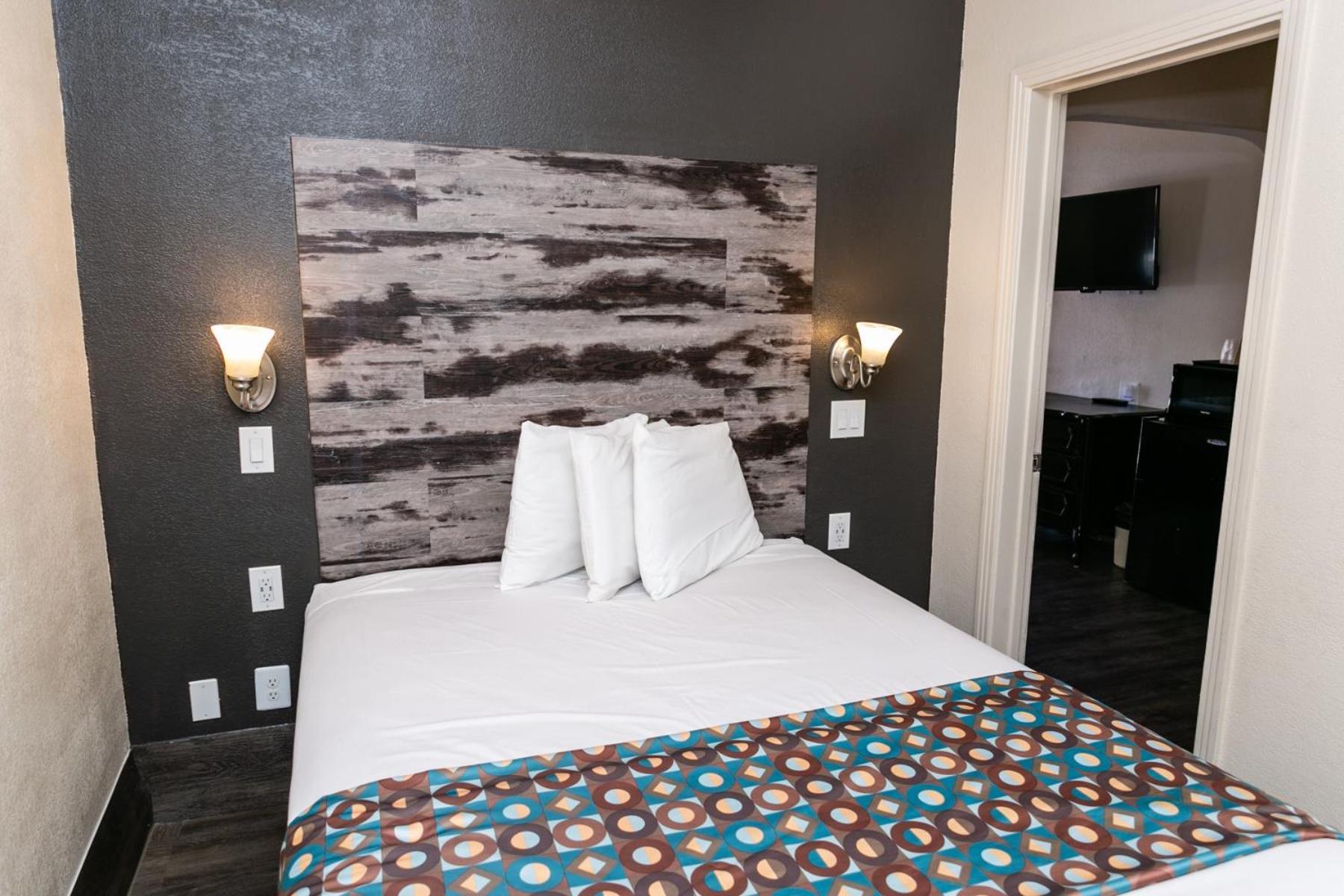 Anaheim Discovery Inn and Suites photo 32