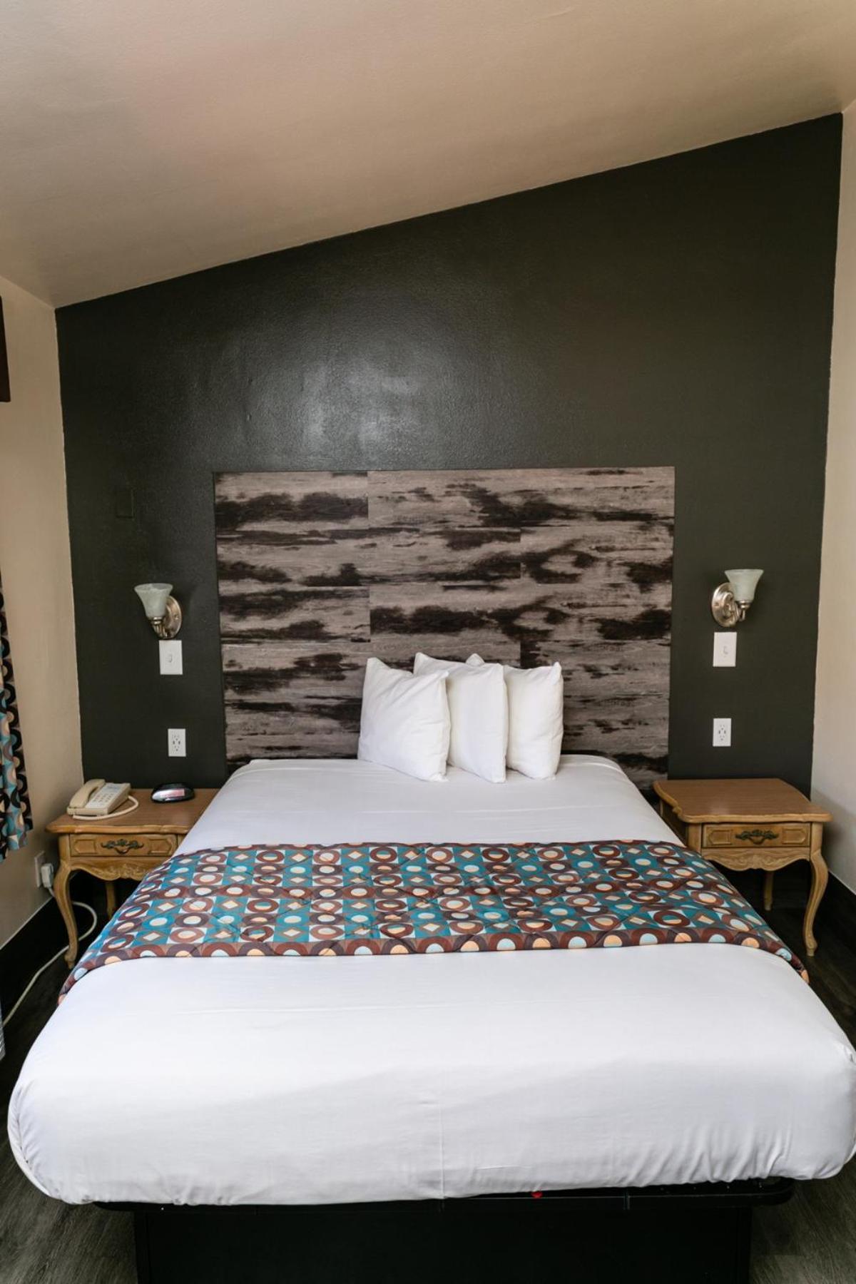 Anaheim Discovery Inn and Suites photo 40