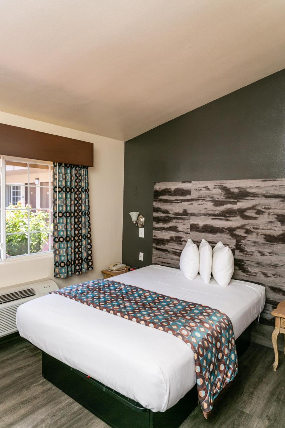 Anaheim Discovery Inn and Suites photo 41