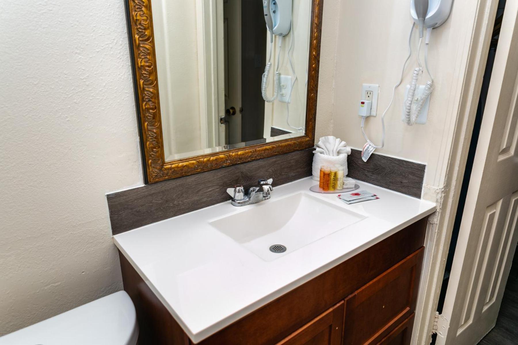 Anaheim Discovery Inn and Suites photo 44