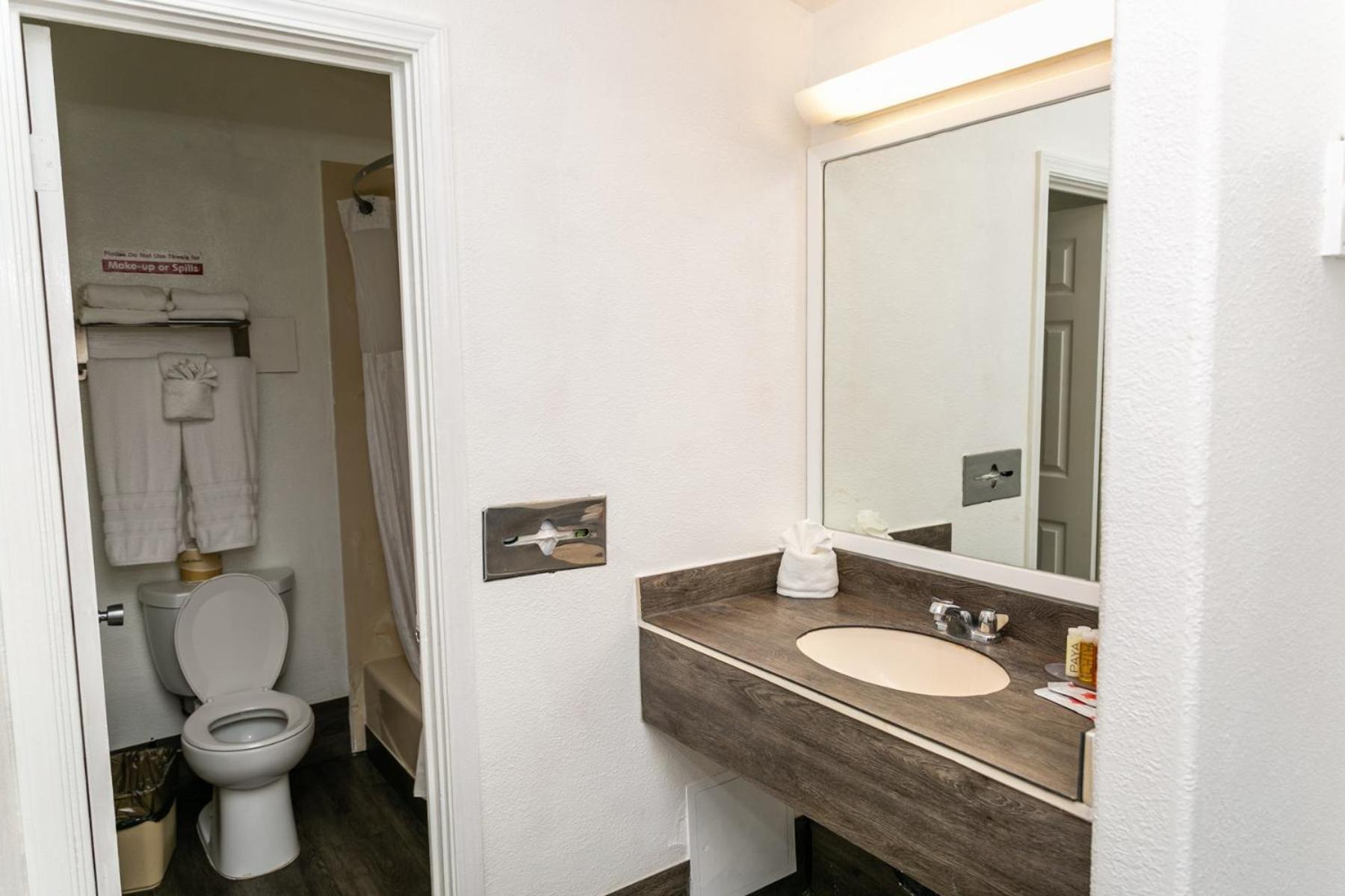 Anaheim Discovery Inn and Suites photo 51