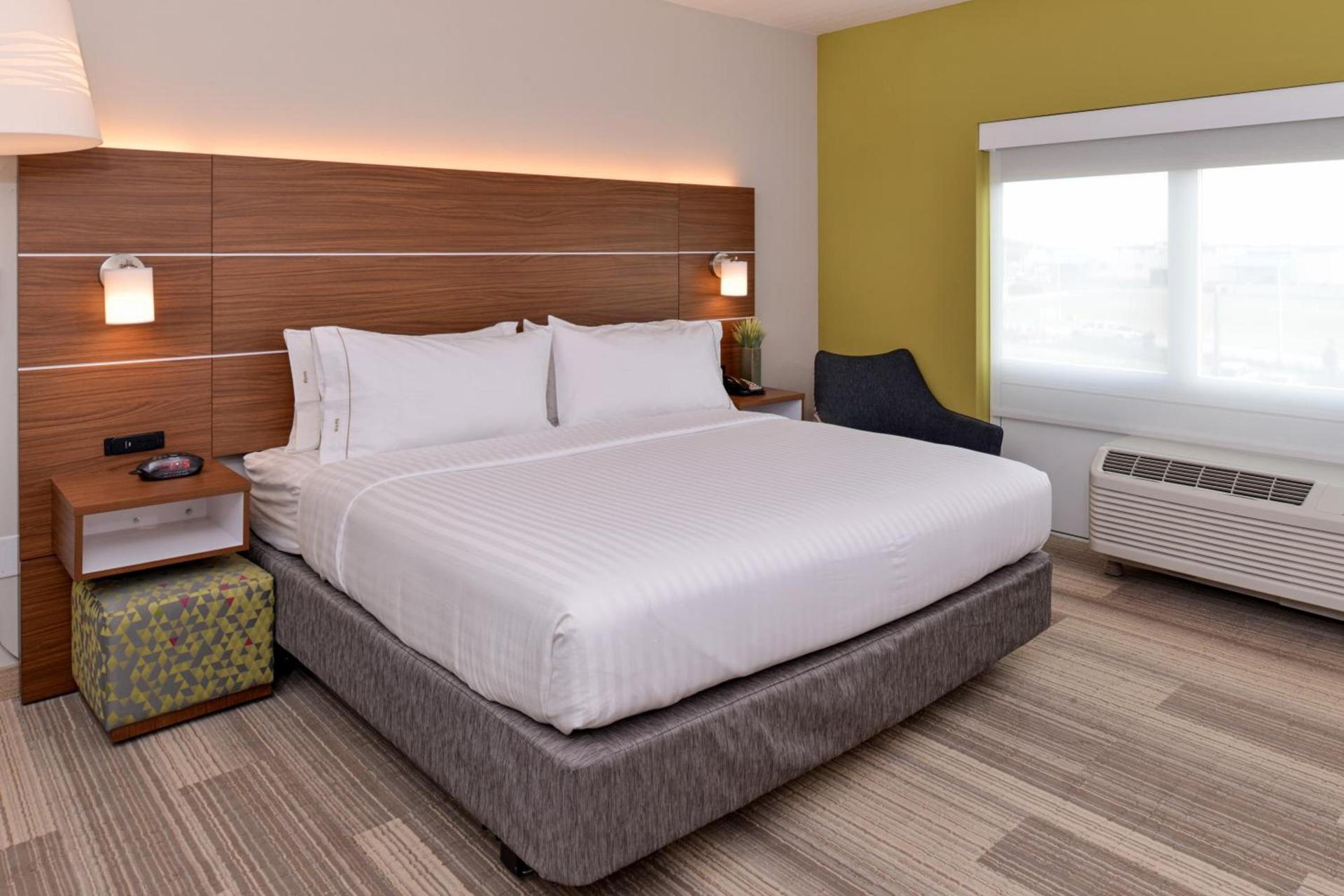 Holiday Inn Express & Suites - St. Petersburg - Madeira Beach by IHG photo 13