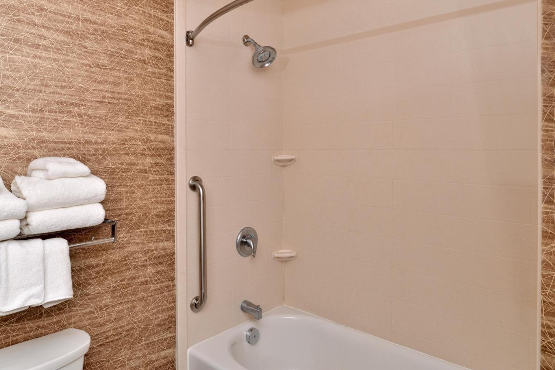 Holiday Inn Express & Suites Ironton by IHG photo 7