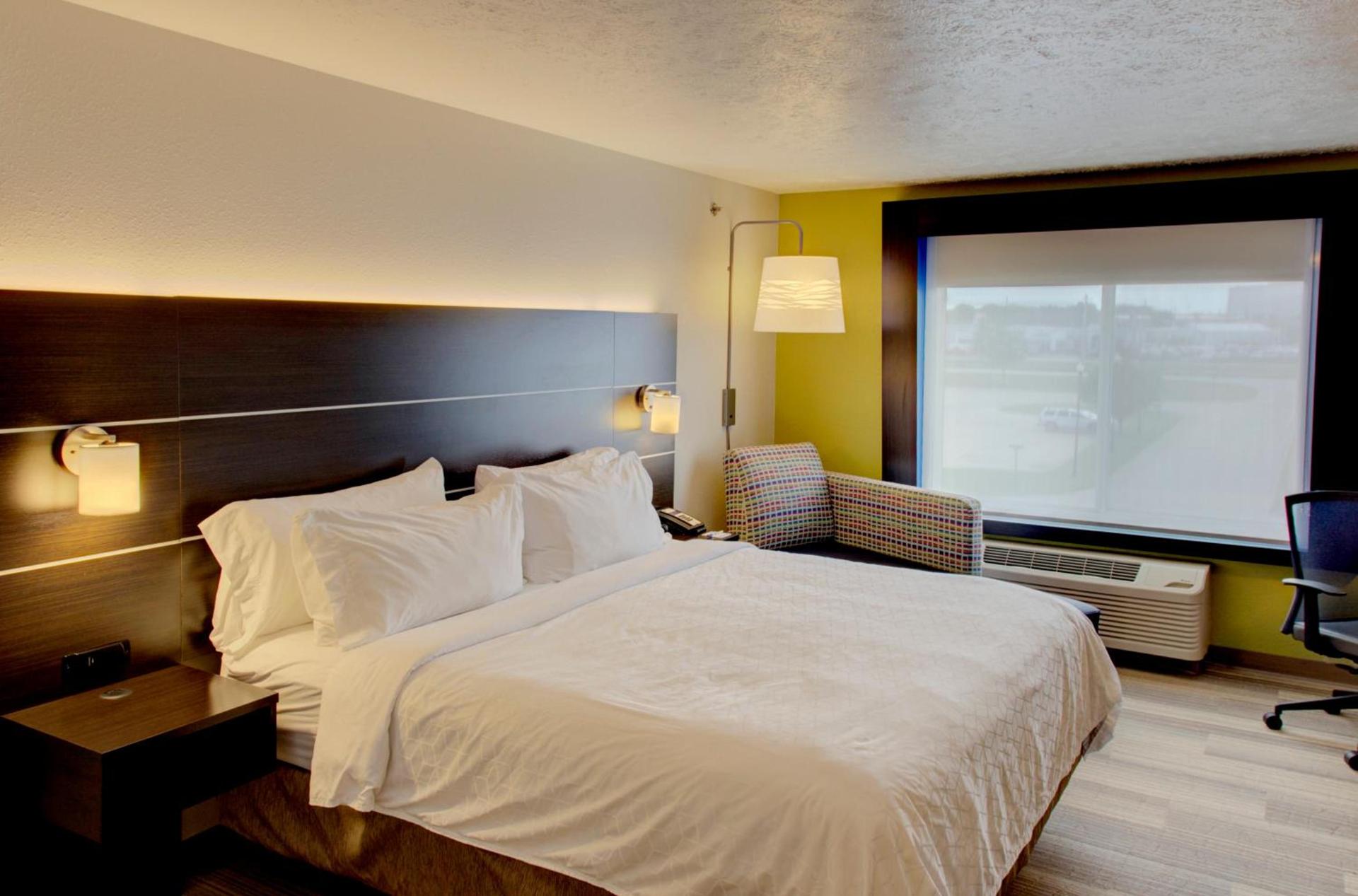 Holiday Inn Express & Suites Le Mars by IHG photo 25