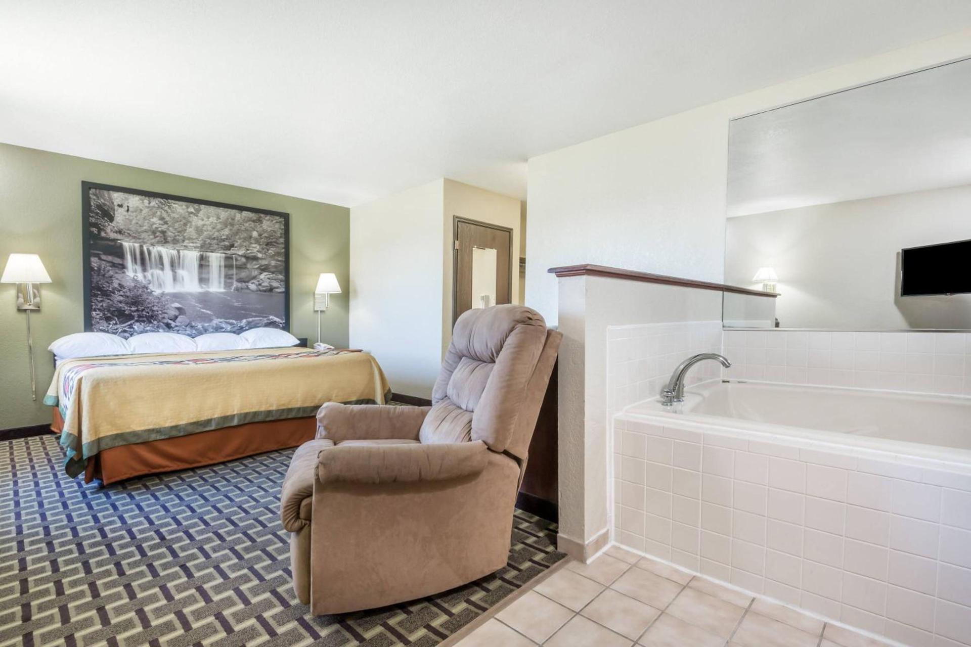 Super 8 by Wyndham Madison IN photo 16