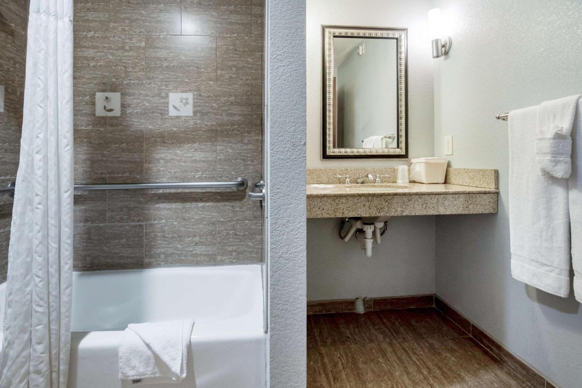 Baymont by Wyndham Mineral Wells photo 18