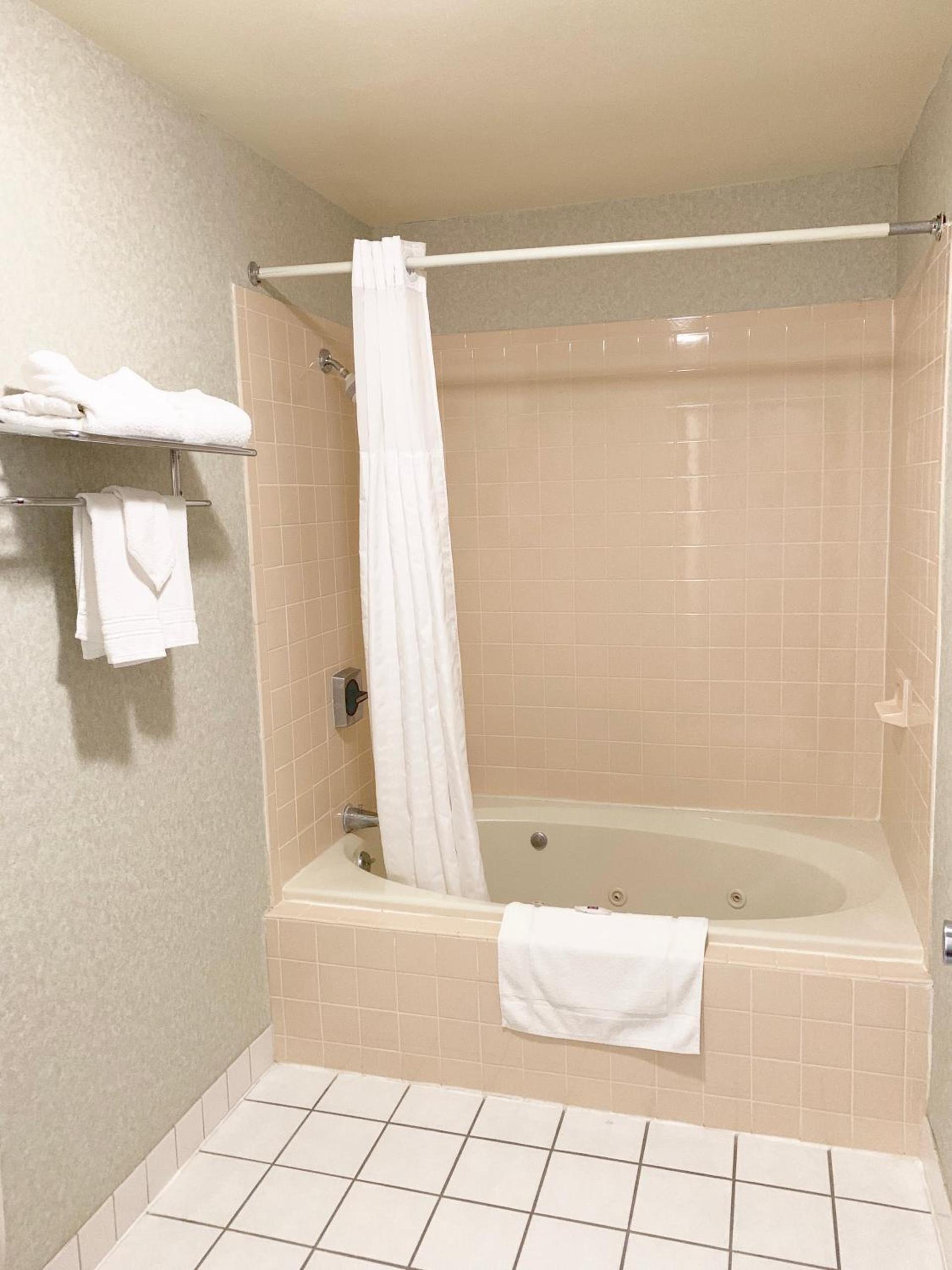 Motel 6 McGraw, NY - Cortland photo 35