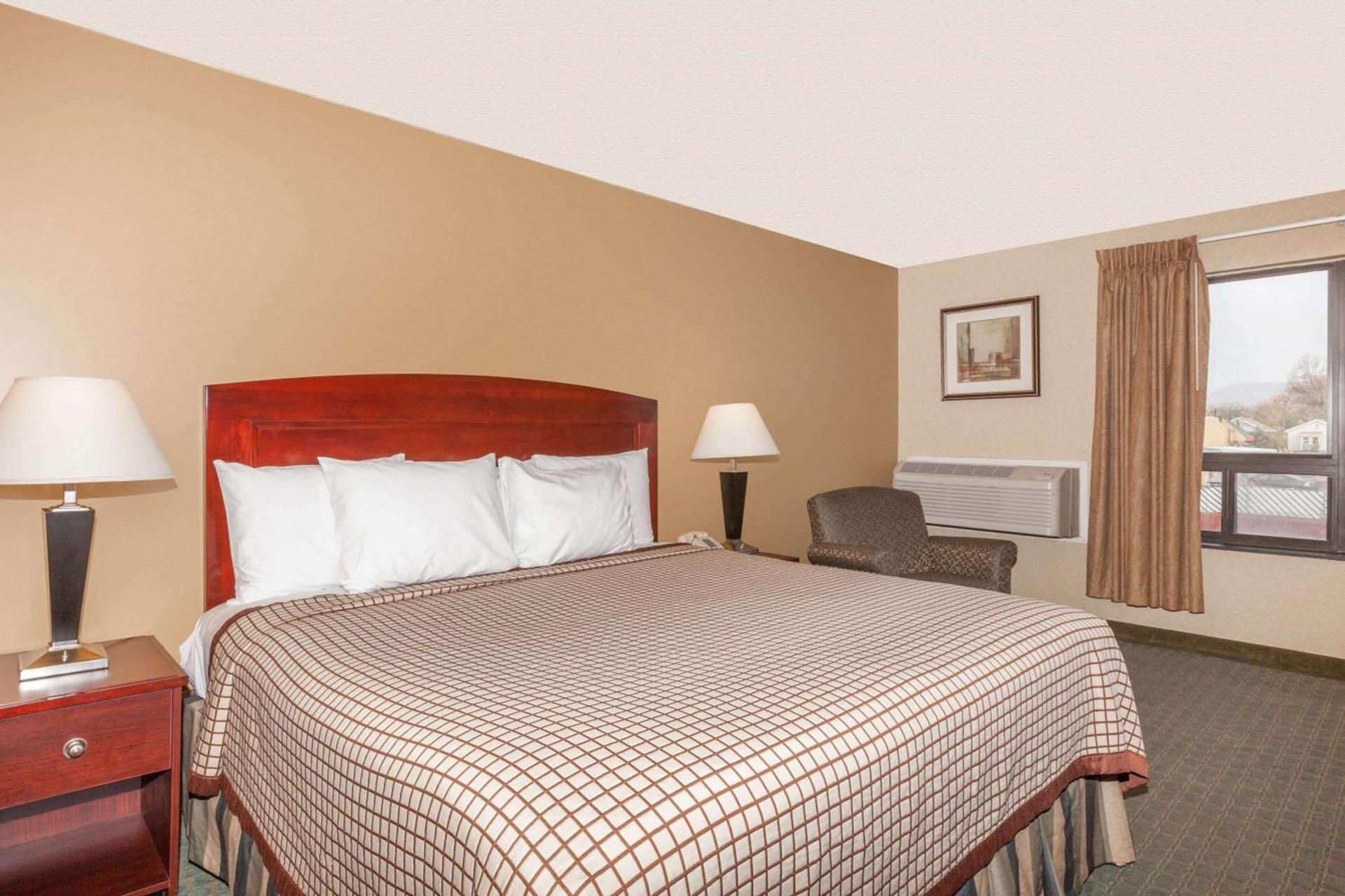 Days Inn by Wyndham Utica photo 8