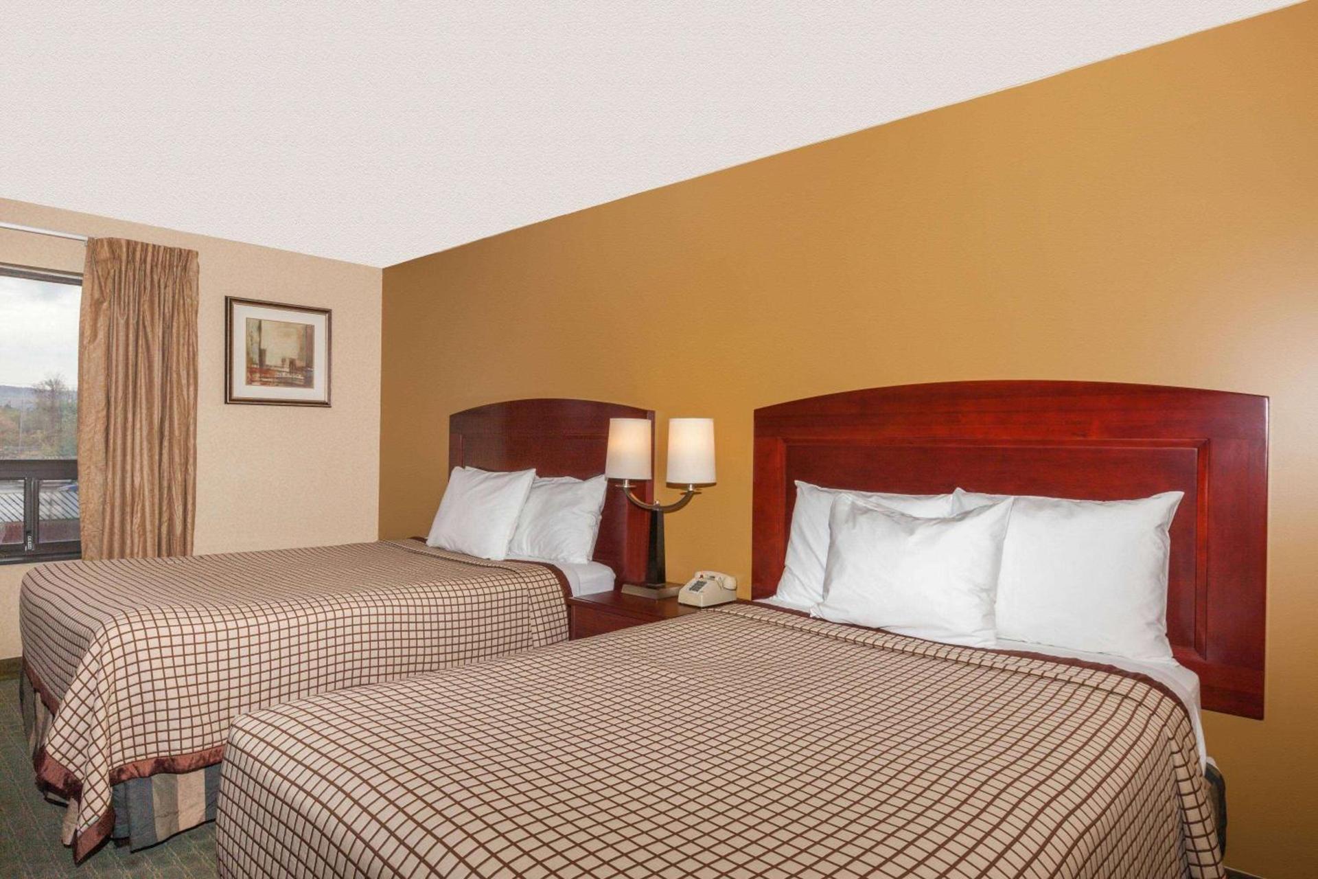 Days Inn by Wyndham Utica photo 4