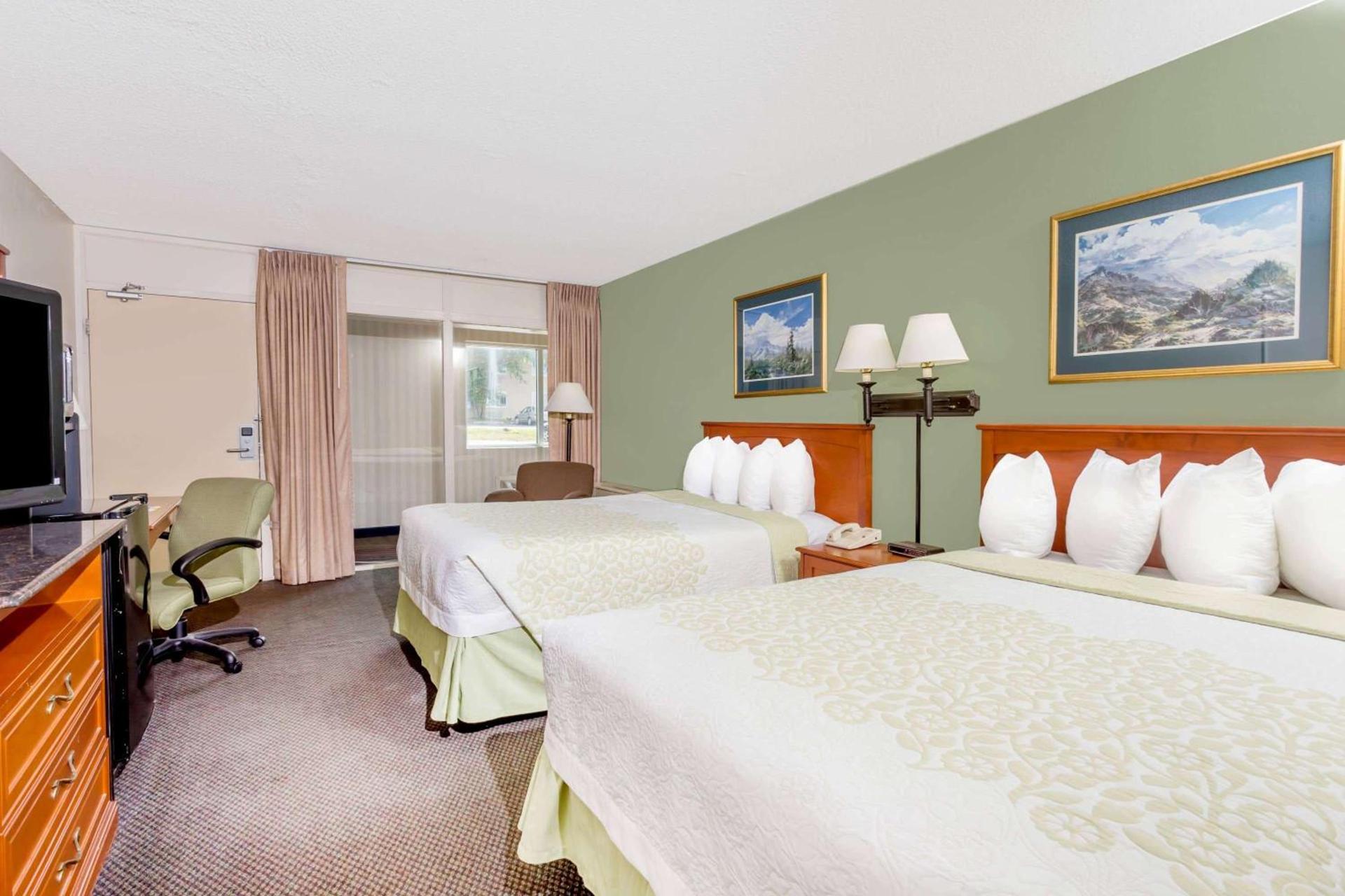 Days Inn by Wyndham Cedar Falls- University Plaza photo 20