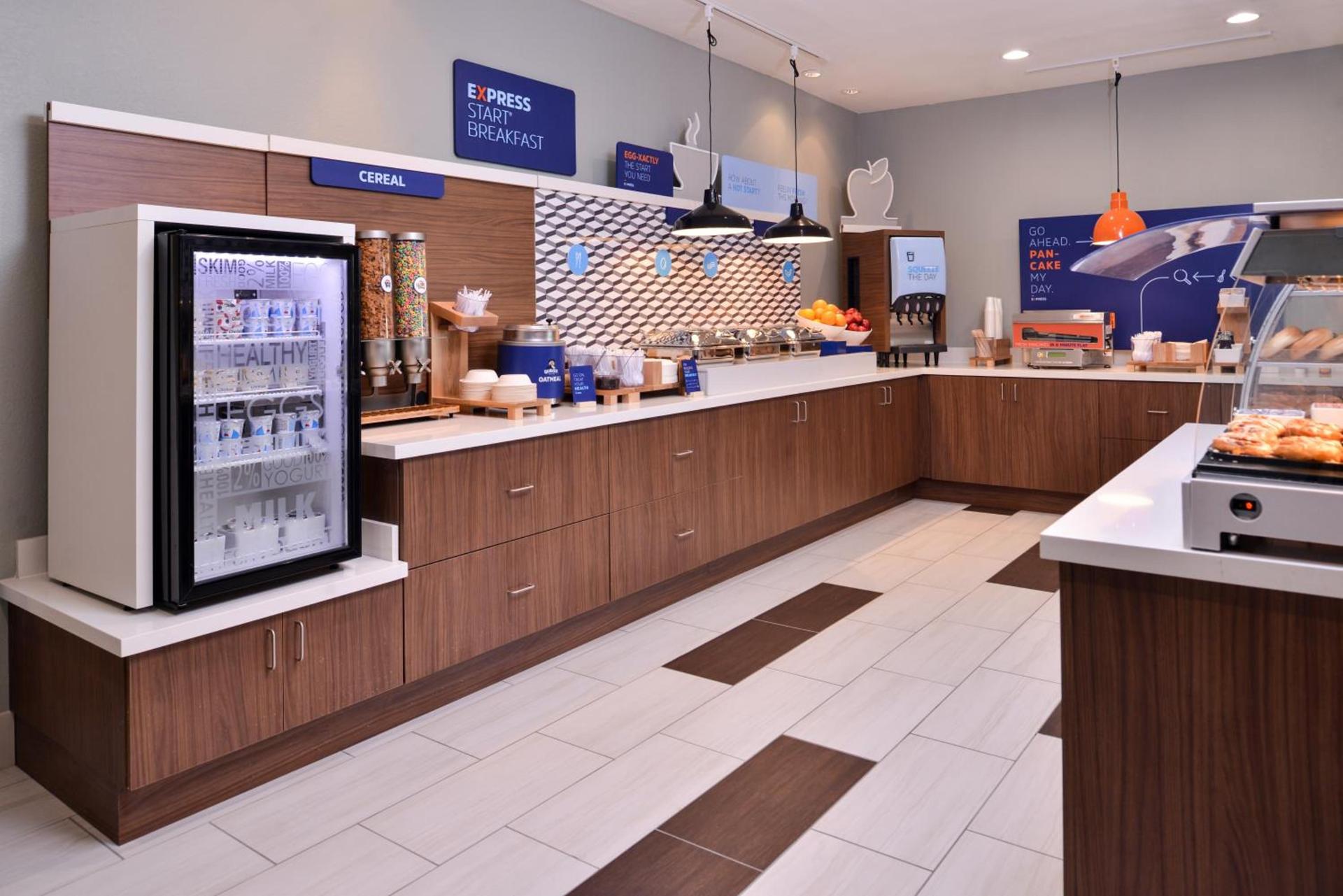 Holiday Inn Express Hotel & Suites Elgin by IHG photo 42