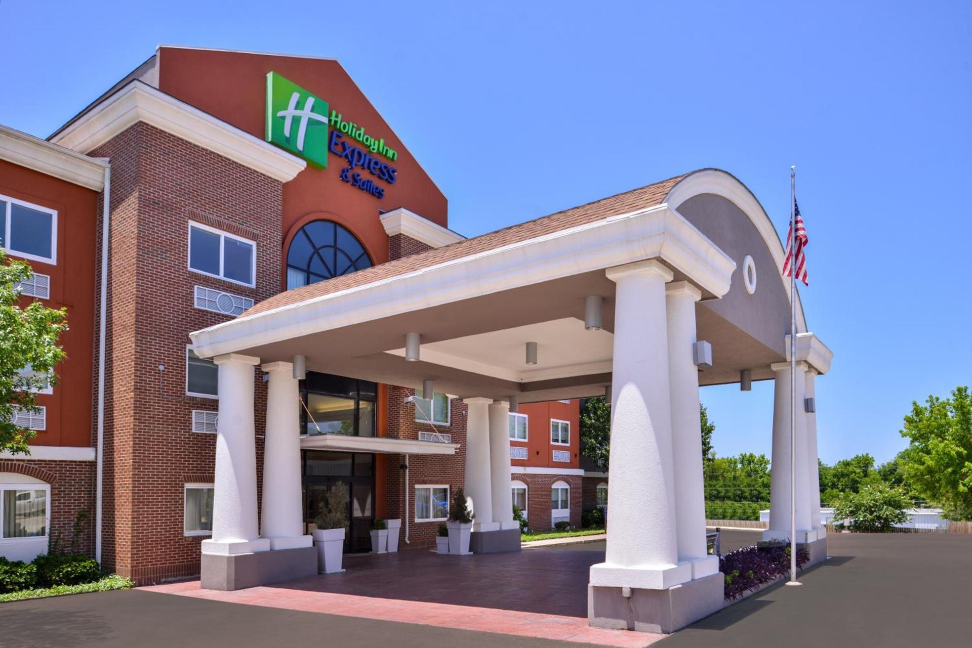 Holiday Inn Express Hotel & Suites Elgin by IHG photo 1