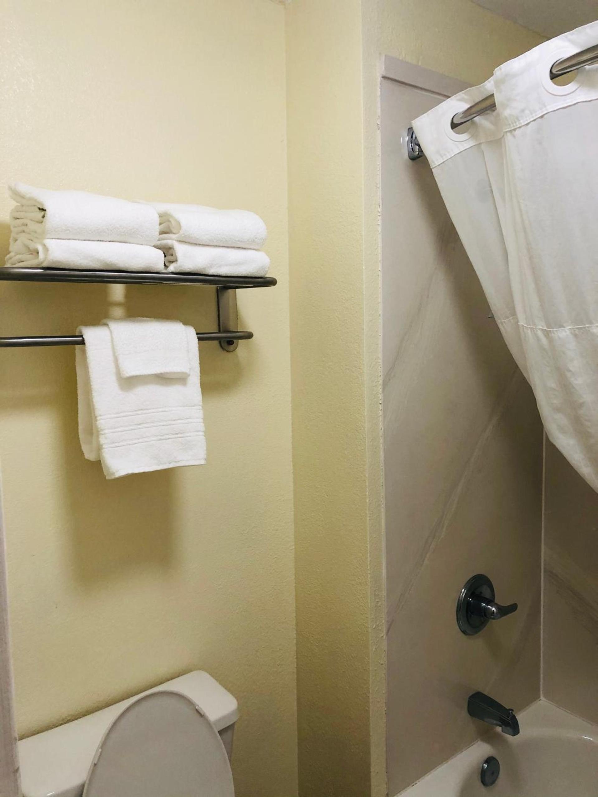 Days Inn & Suites by Wyndham Navarre - near Beaches Hurlburt photo 3