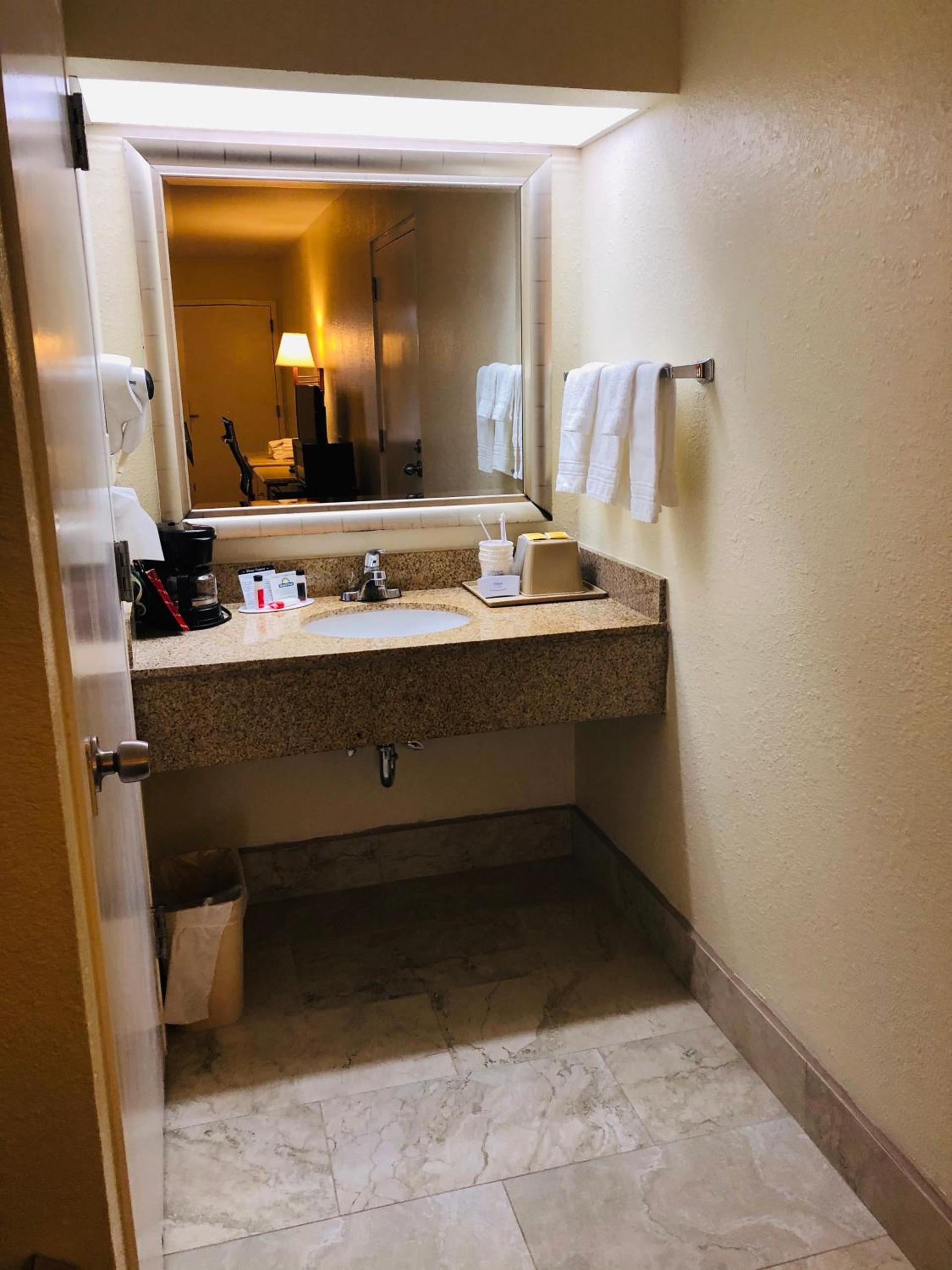 Days Inn & Suites by Wyndham Navarre - near Beaches Hurlburt photo 24