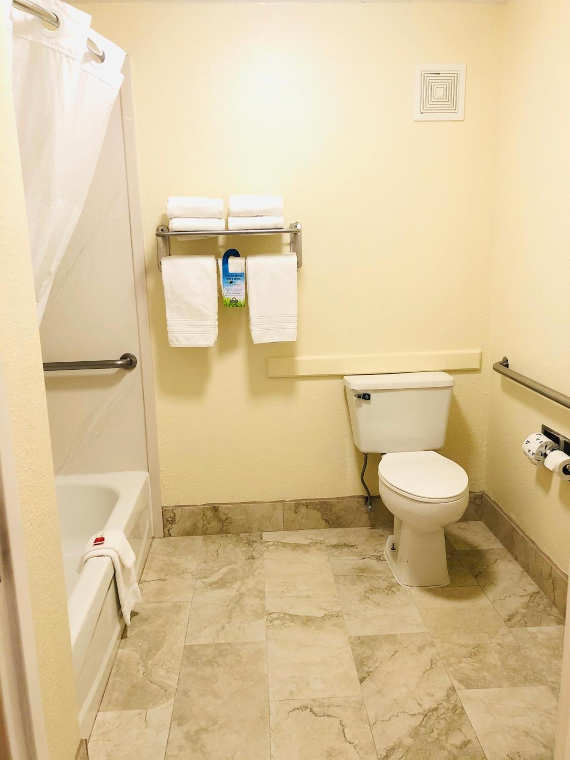 Days Inn & Suites by Wyndham Navarre - near Beaches Hurlburt photo 23