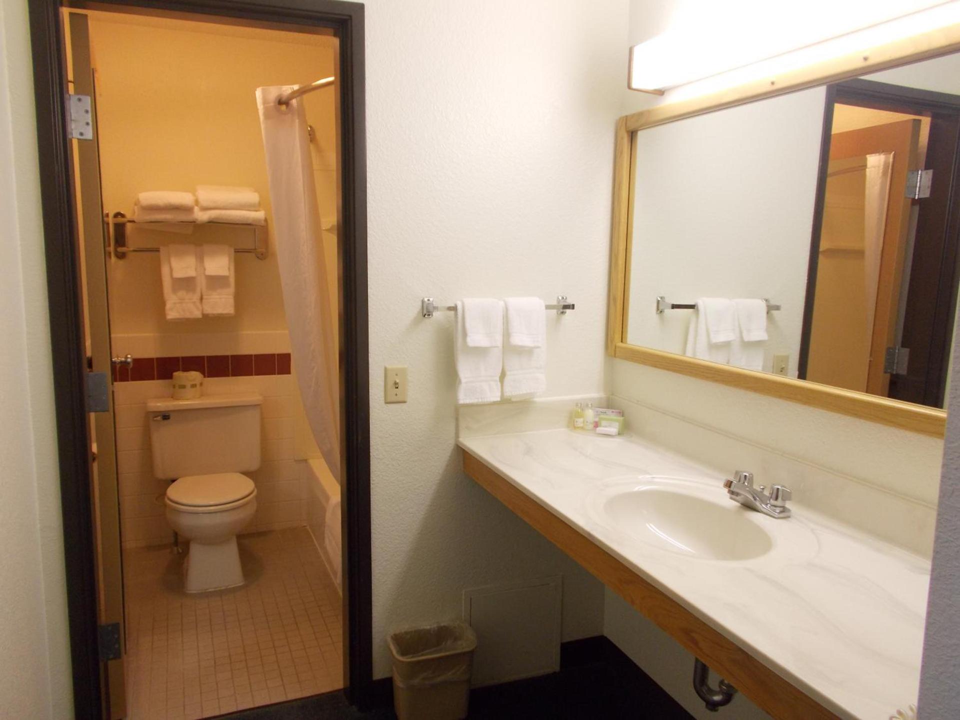 Boarders Inn and Suites by Cobblestone Hotels - Ripon photo 33