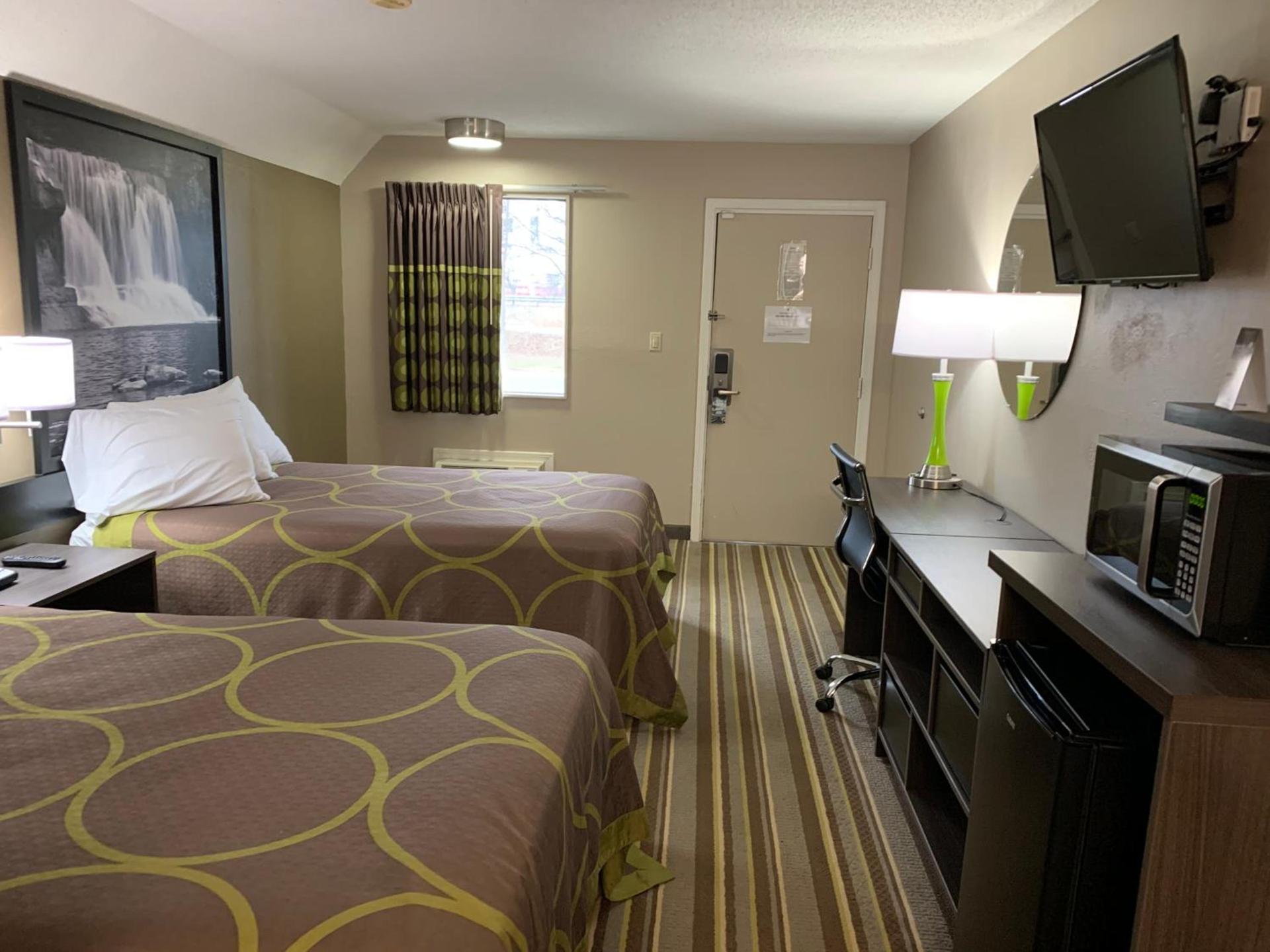 Super 8 by Wyndham Brownsburg photo 9