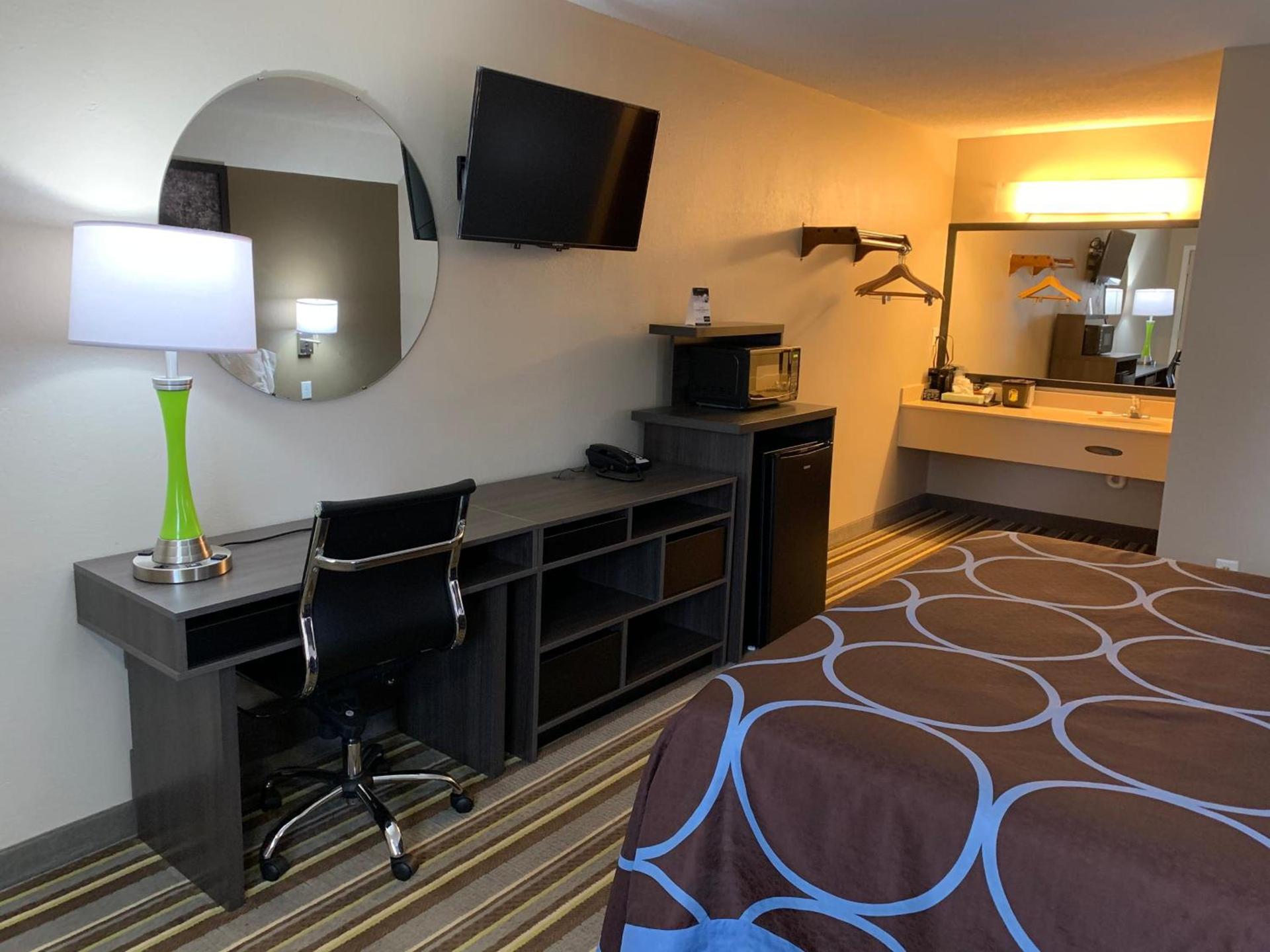 Super 8 by Wyndham Brownsburg photo 6