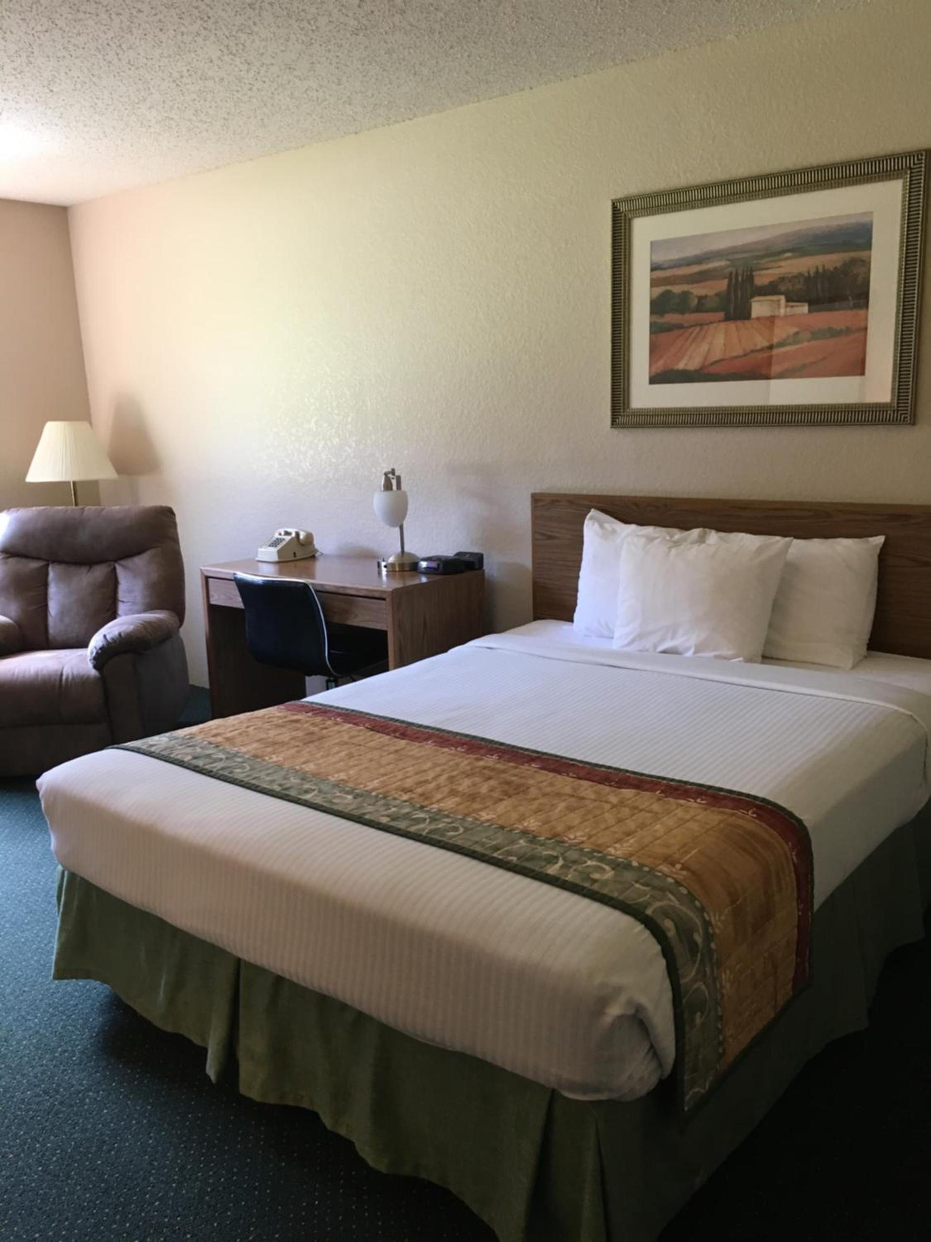 Cassville Four Seasons Inn & Suites photo 15