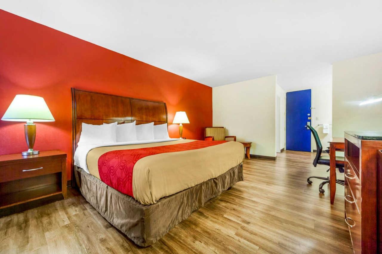 Econo Lodge Inn & Suites Brookings photo 6