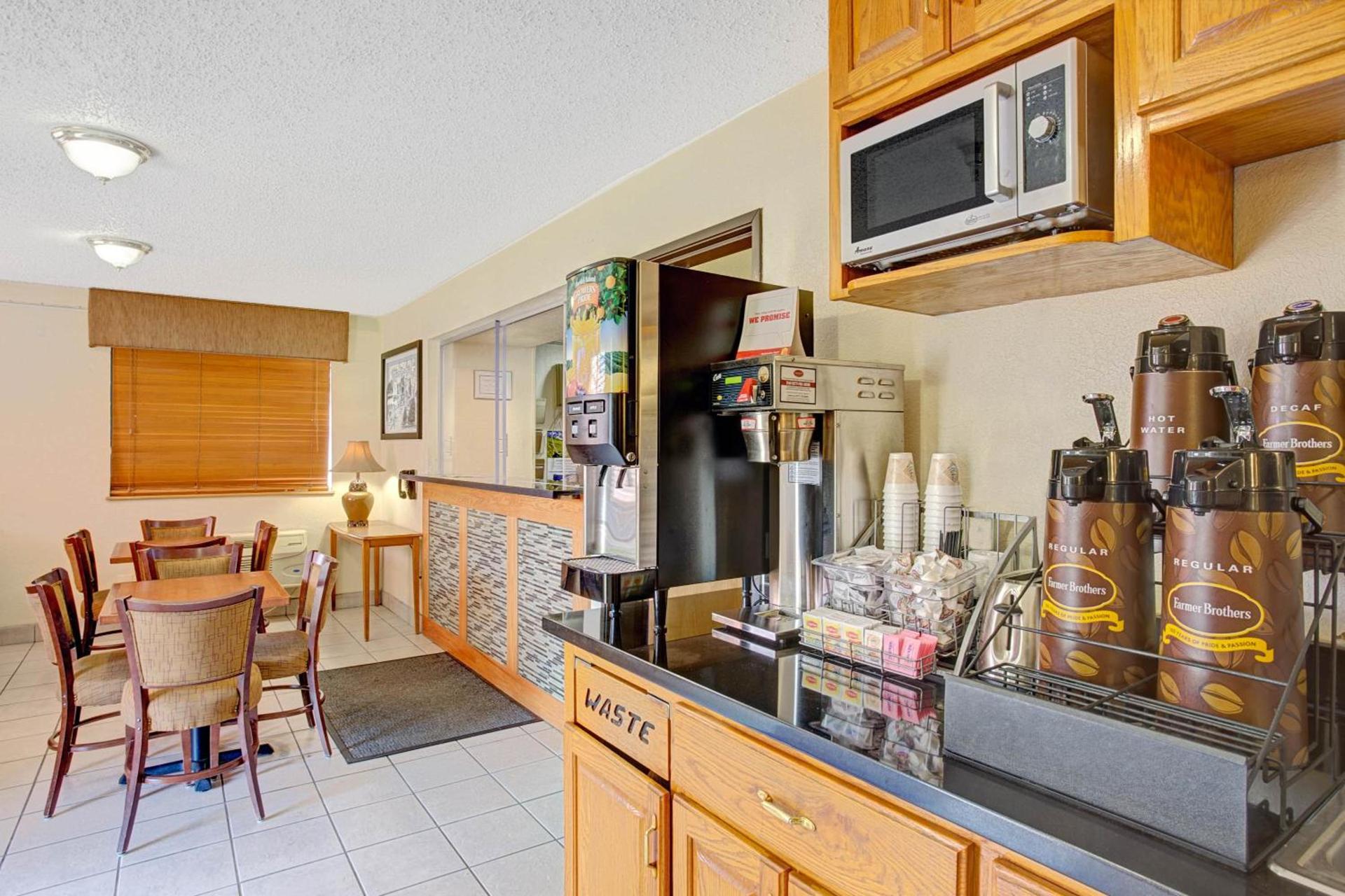 Super 8 by Wyndham College Park Wash DC Area photo 13
