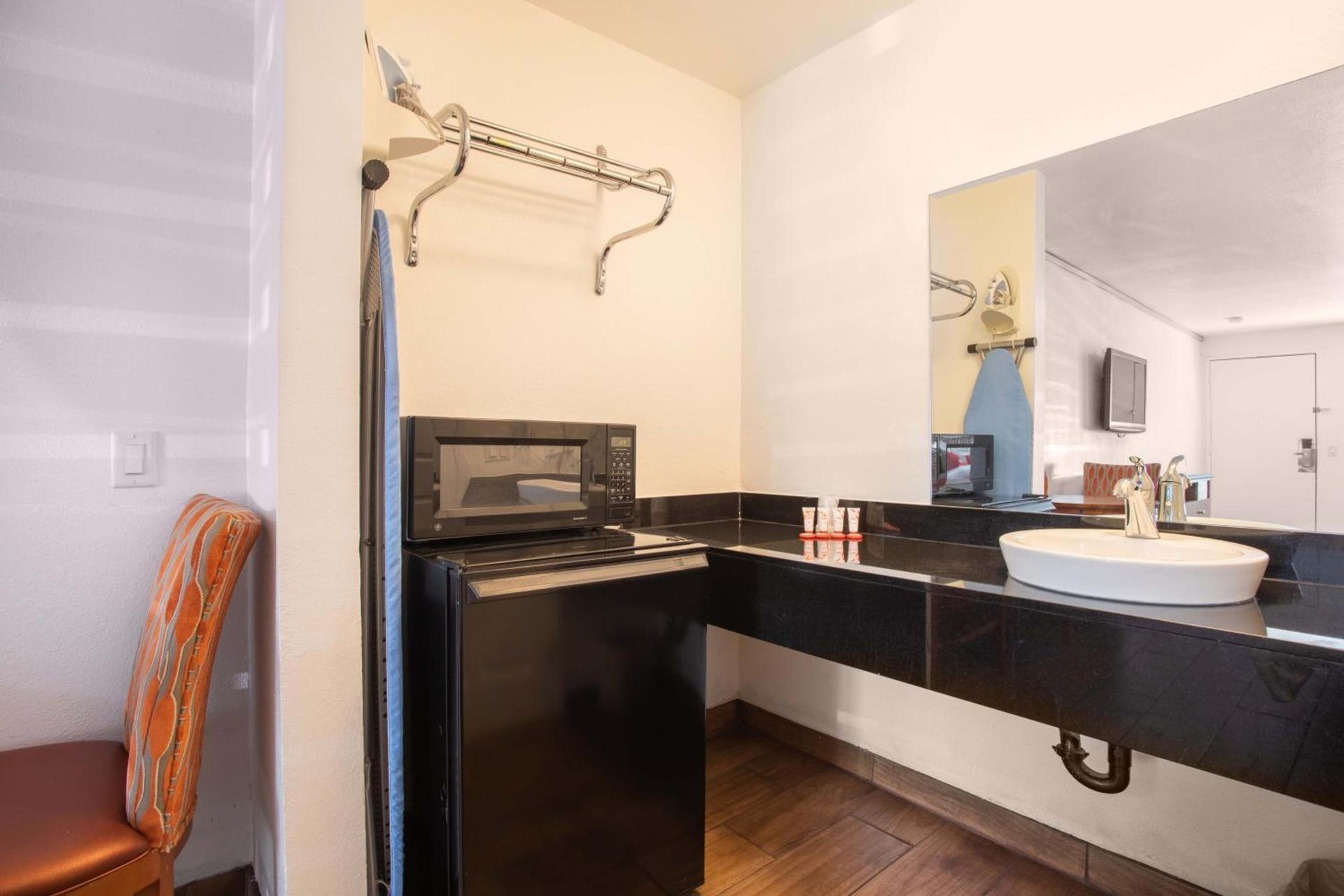 Hotel Palmdale - Antelope Valley photo 18