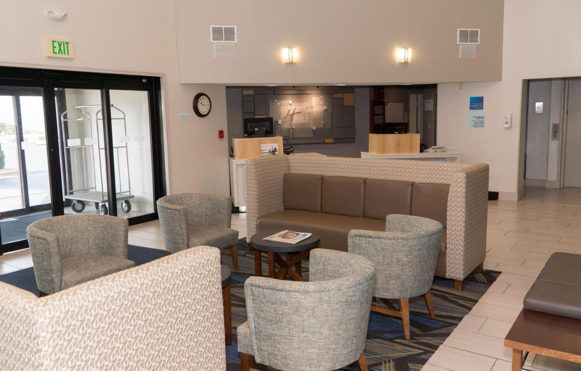 Holiday Inn Express Hotel & Suites Madison by IHG photo 13